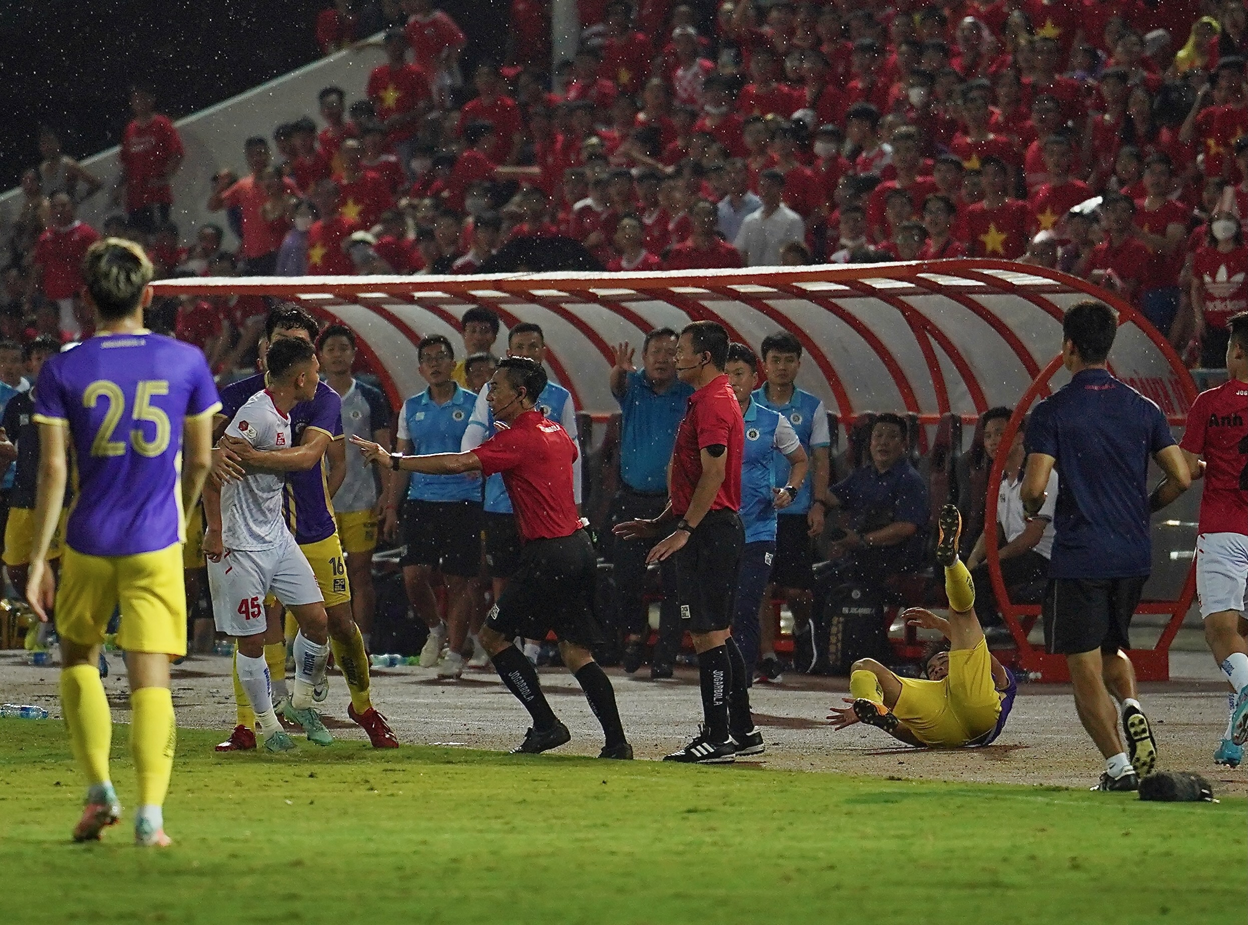 cau thu hai phong bop co anh 1