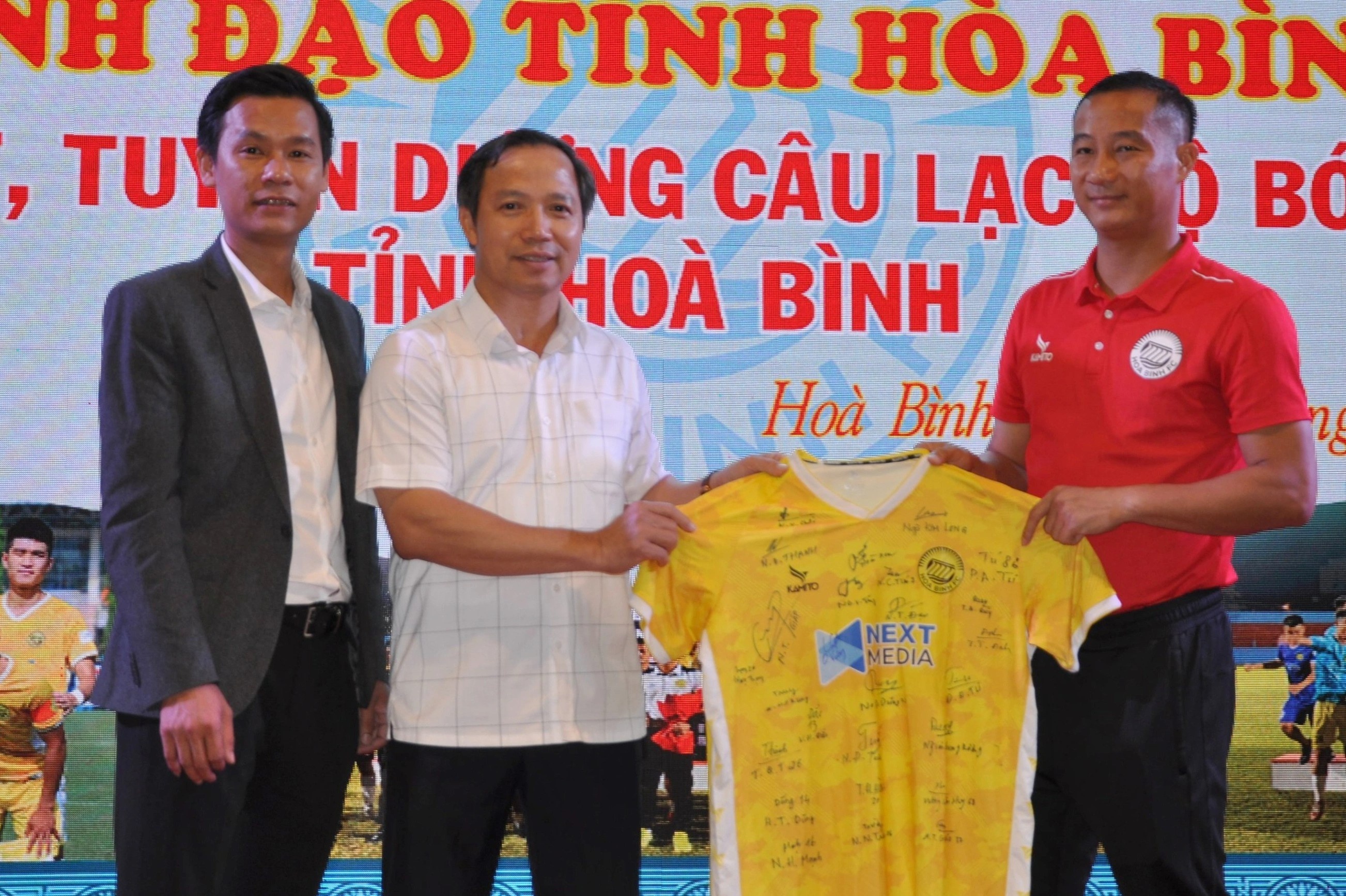 Hoa Binh lam le vinh danh CLB bong da hinh anh