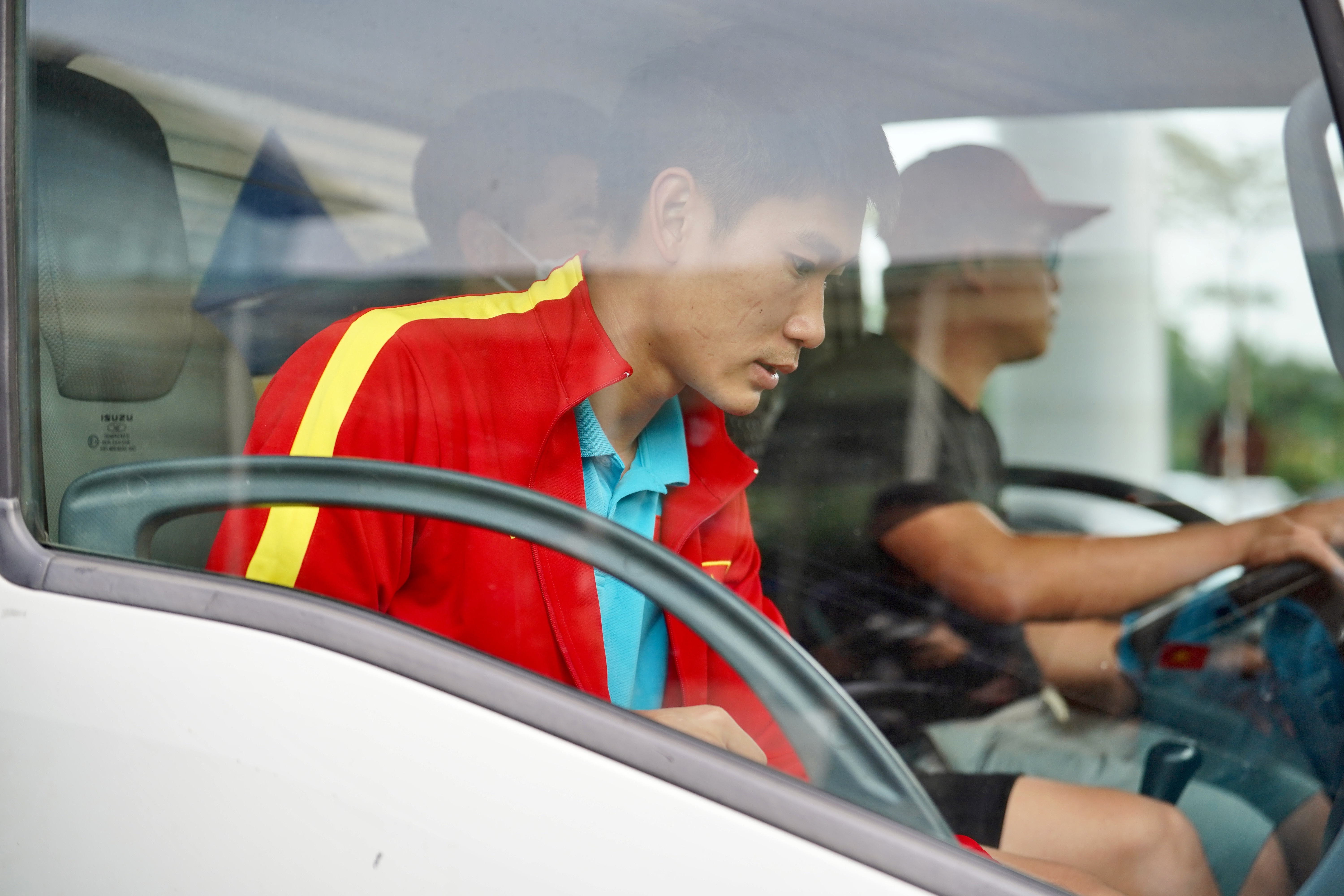 Hai tuyen thu U23 Viet Nam roi san bay bang xe tai hinh anh