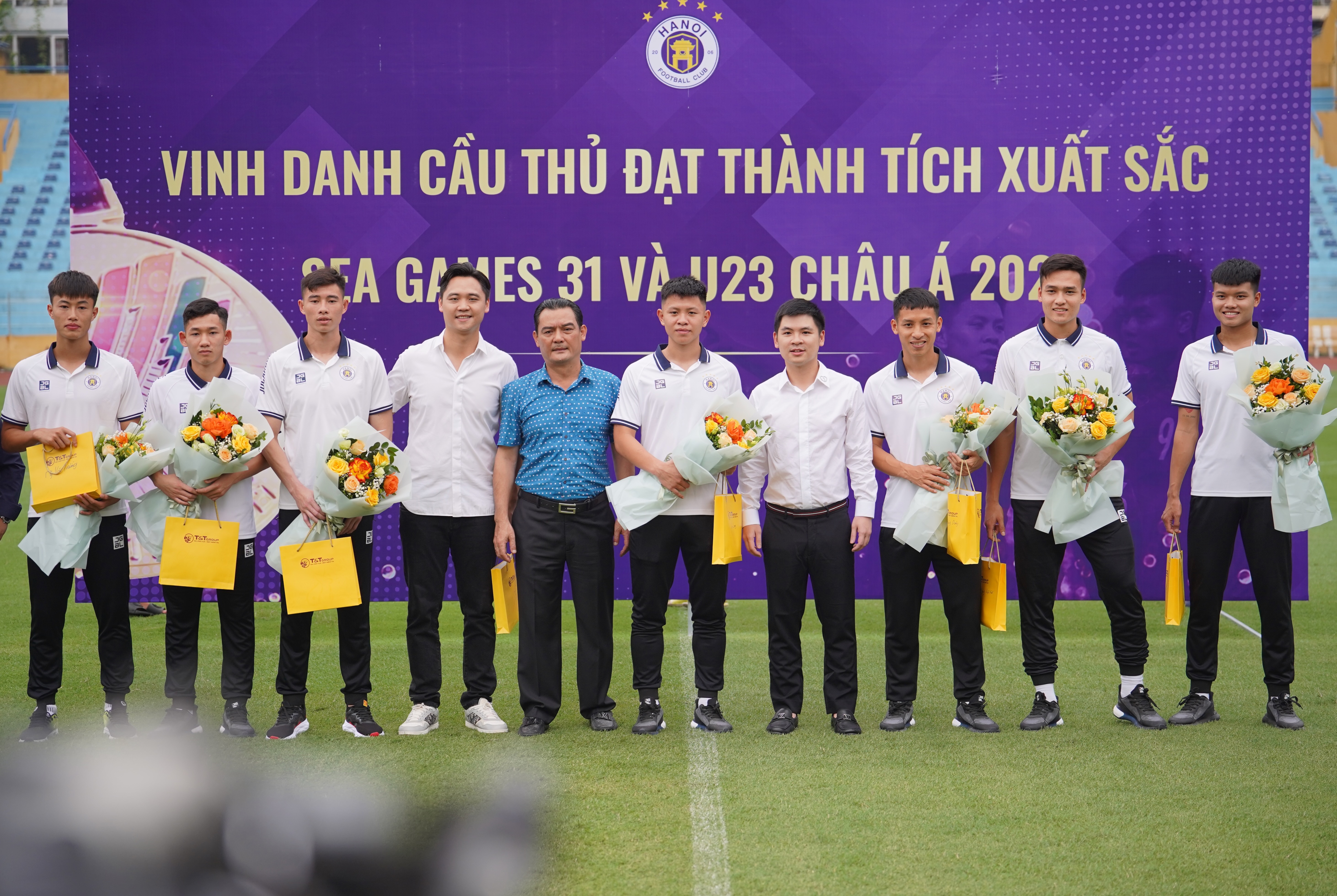 clb ha noi thuong 2, 6 ty dong anh 1
