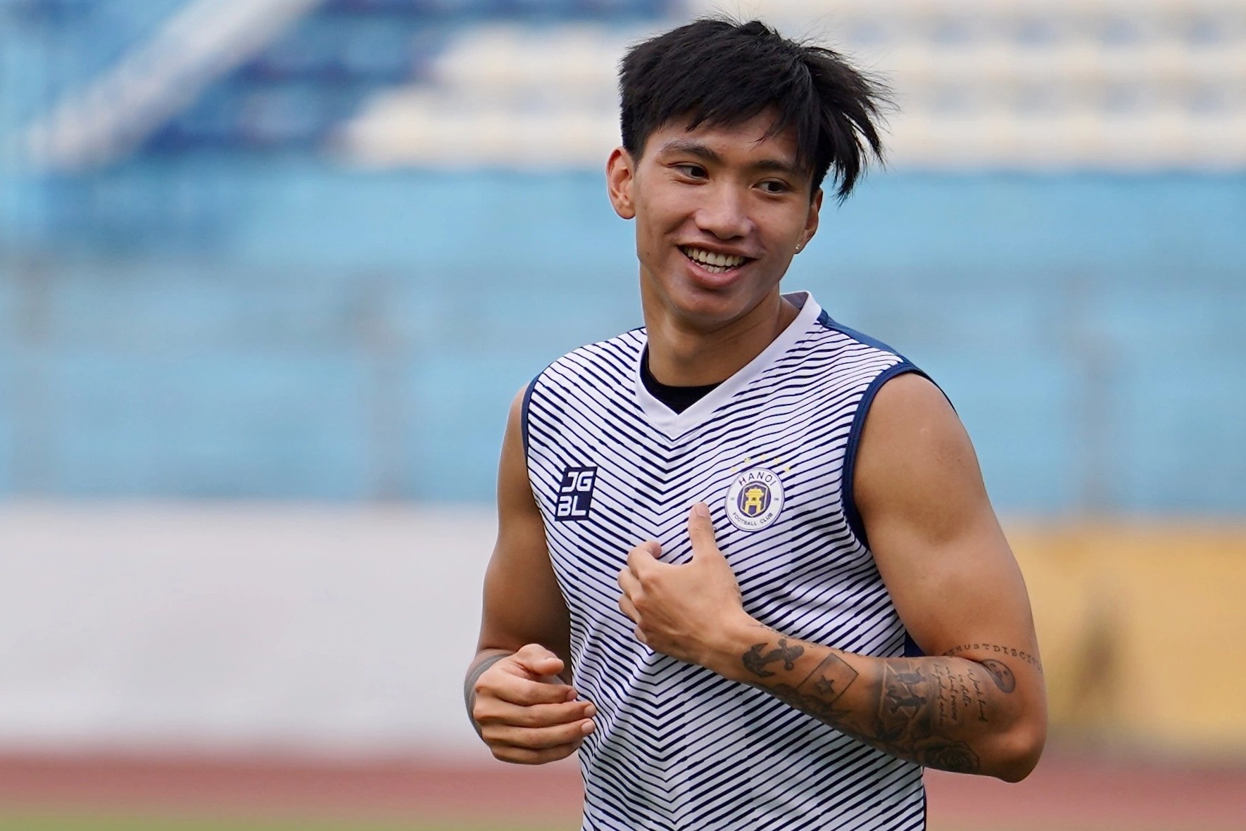 Van Hau no luc cho ngay tro lai V.League hinh anh