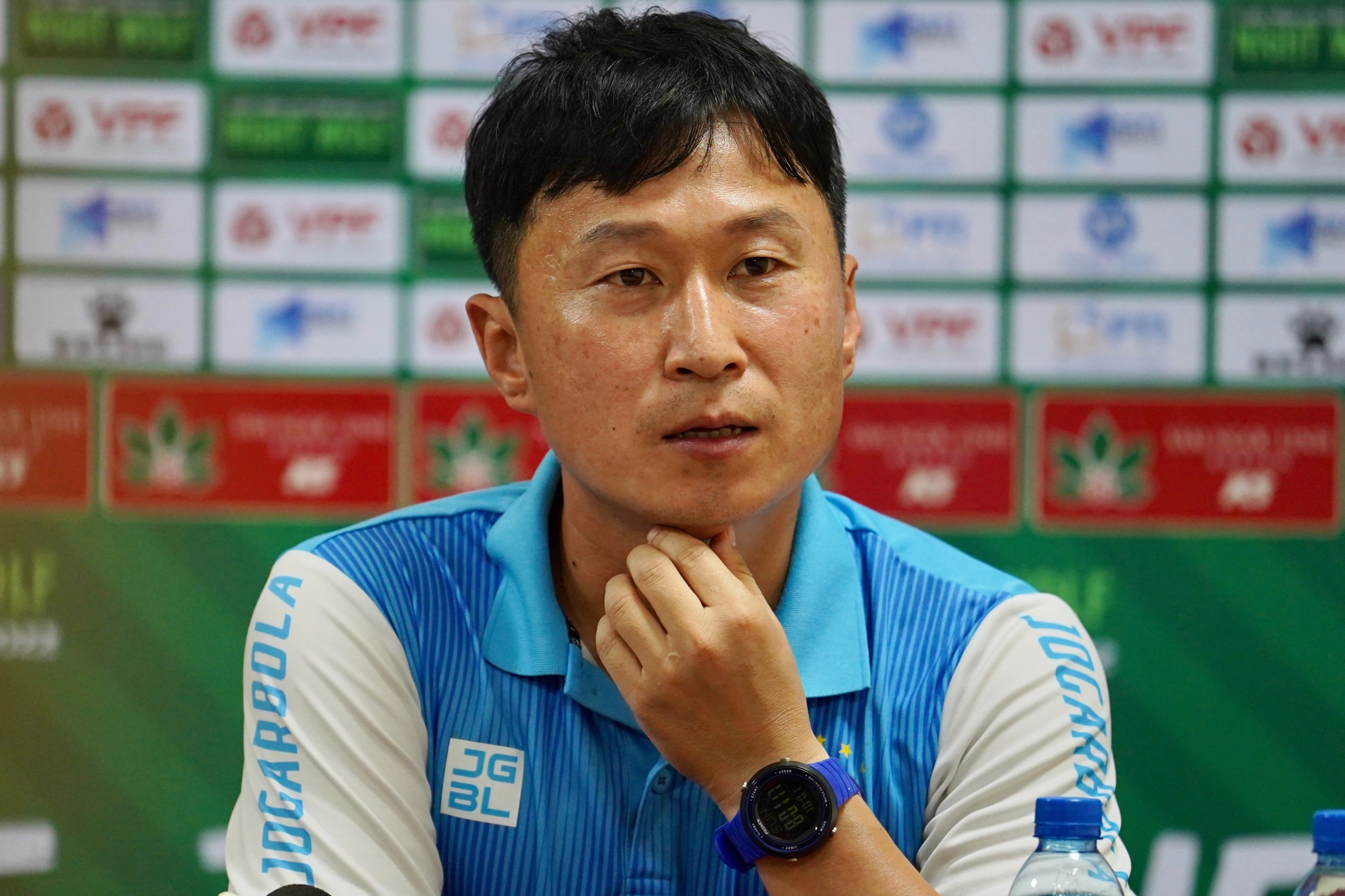 HLV CLB Ha Noi: 'Toi khong muon nhan cau hoi ve Quang Hai nua' hinh anh