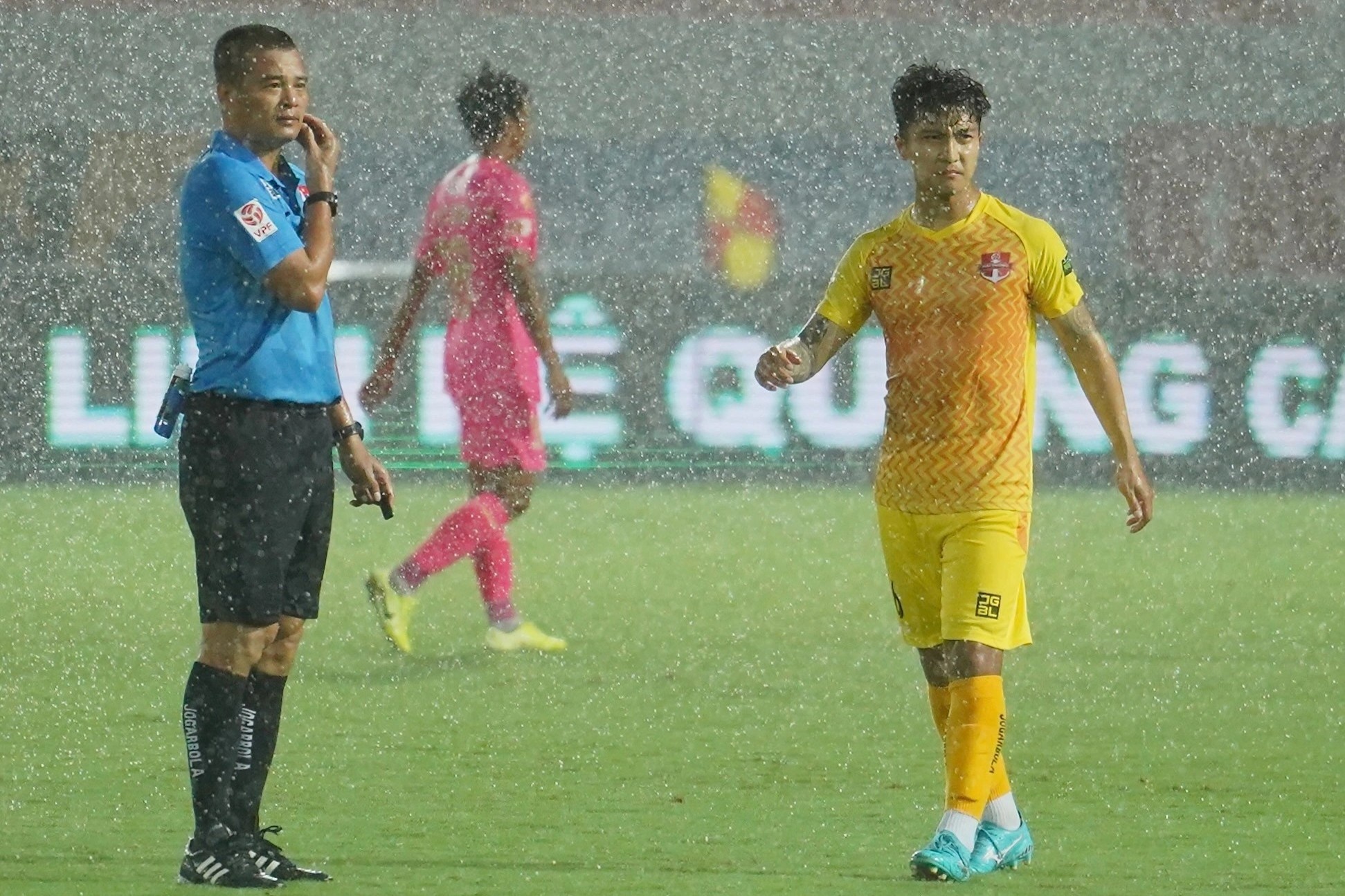 Tran CLB Hai Phong - Sai Gon tam dung 20 phut vi mua bao hinh anh