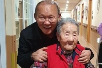 HLV Park day cau thu Viet Nam hieu thao voi cha me hinh anh