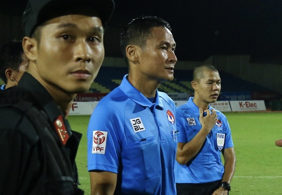 Doi truong Thanh Hoa buc xuc voi qua phat den gay tranh cai hinh anh