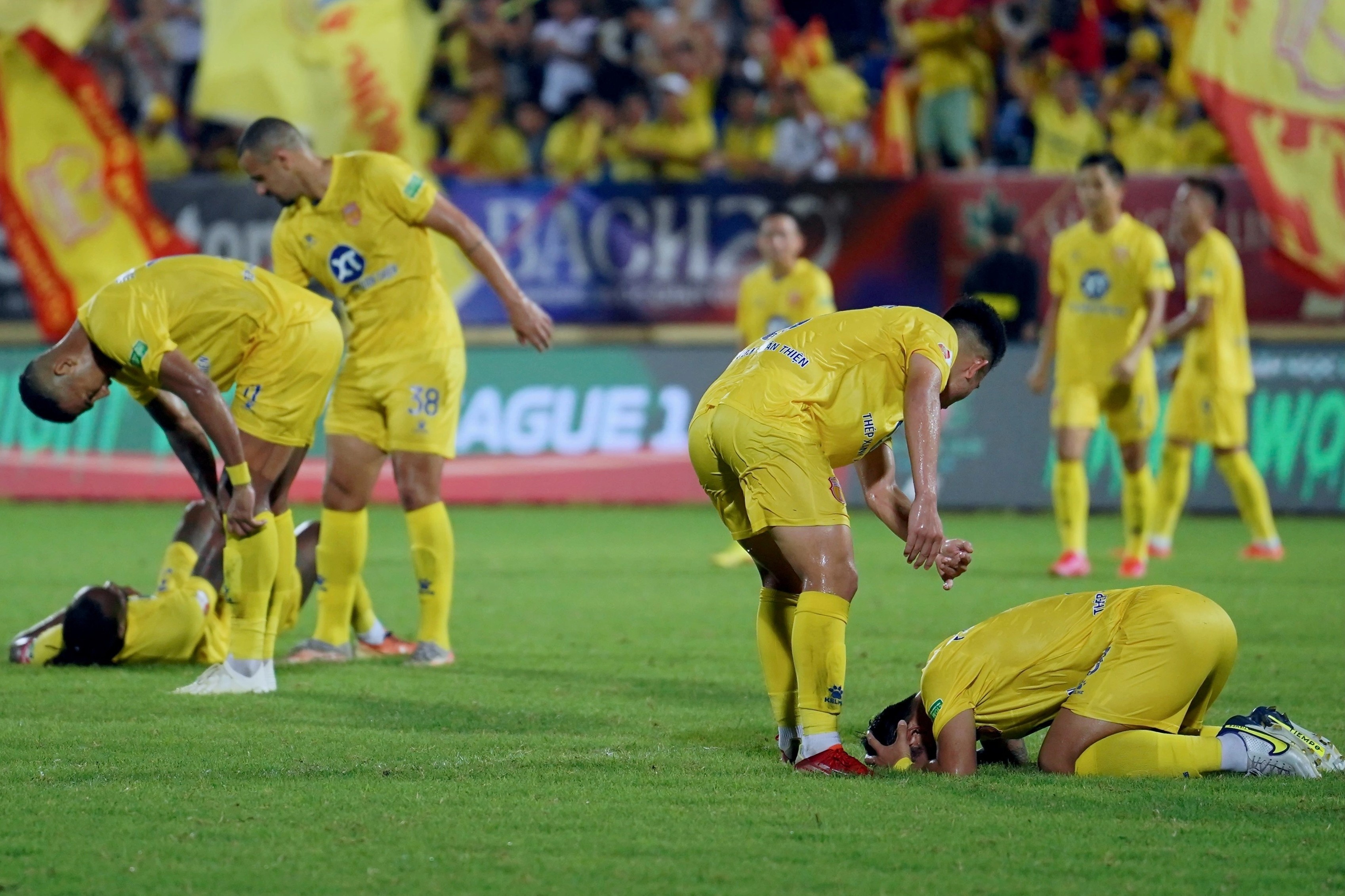 Cau thu Nam Dinh guc xuong san sau tran thang doi Viettel hinh anh