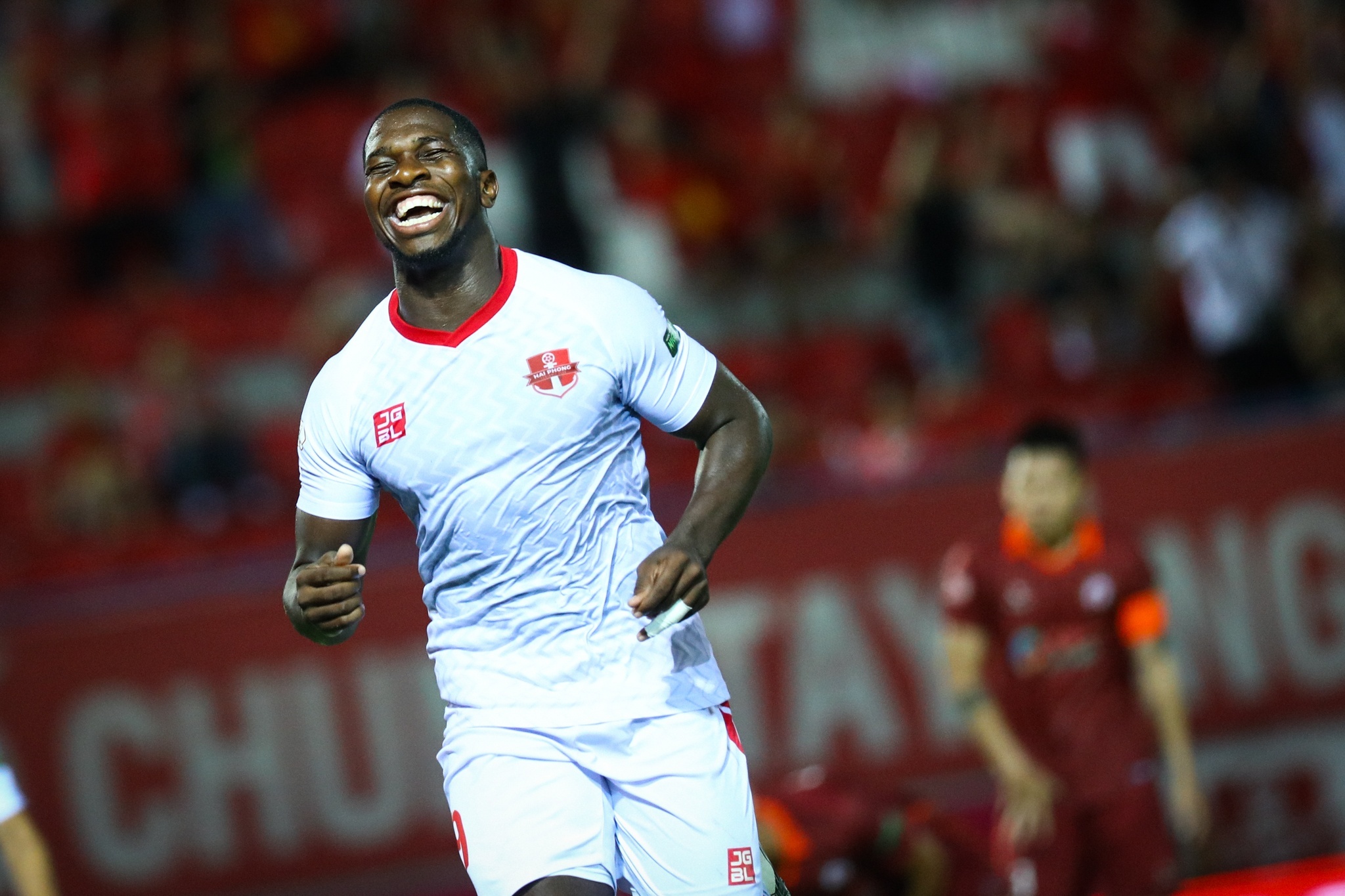 Bat bai 8 tran, Hai Phong ap sat dinh bang V.League hinh anh