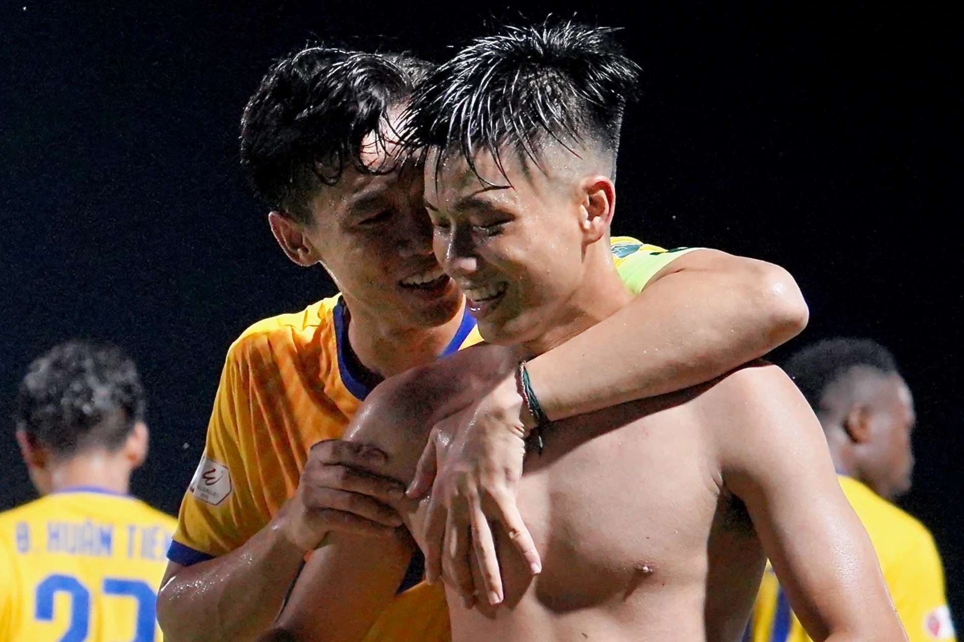 HLV Chu Dinh Nghiem noi gi khi chung kien sieu pham cua Van Duc? hinh anh