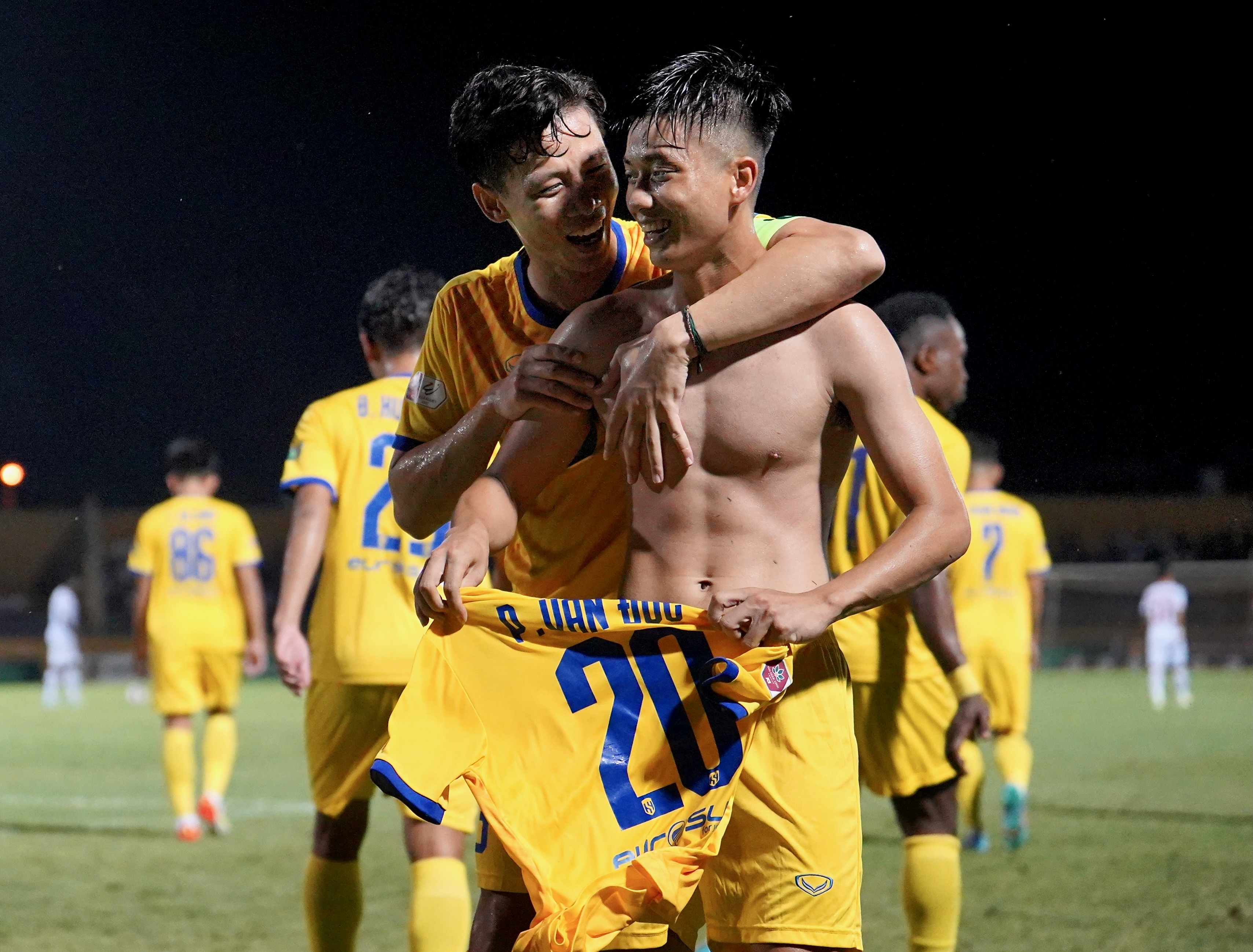 cau thu het hop dong anh 7