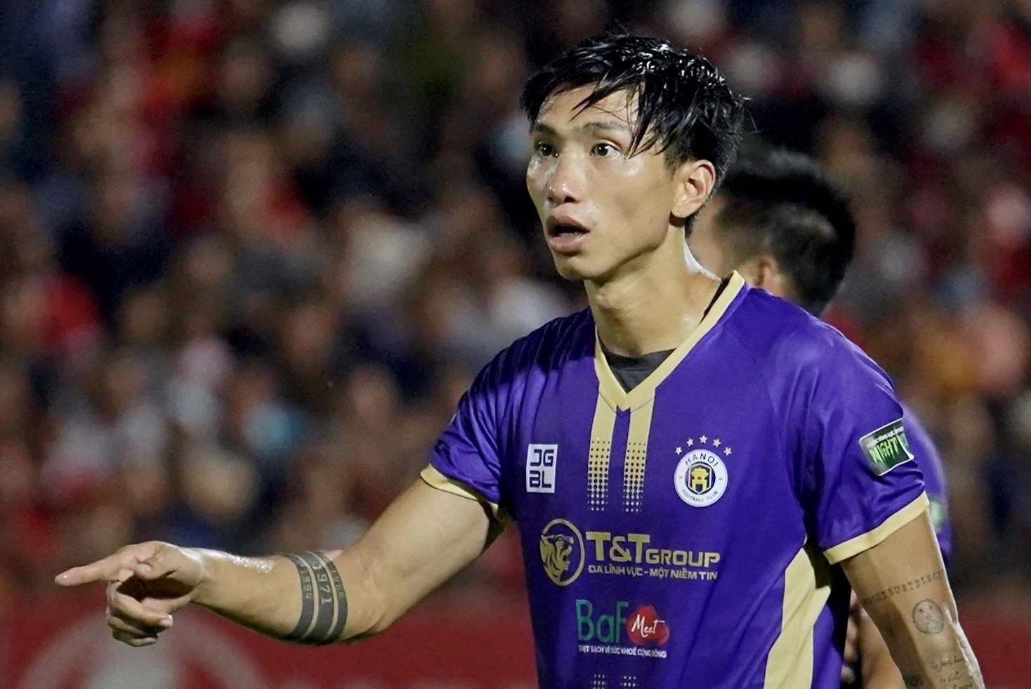 Van Hau thac mac khi bi goi thay nguoi hinh anh