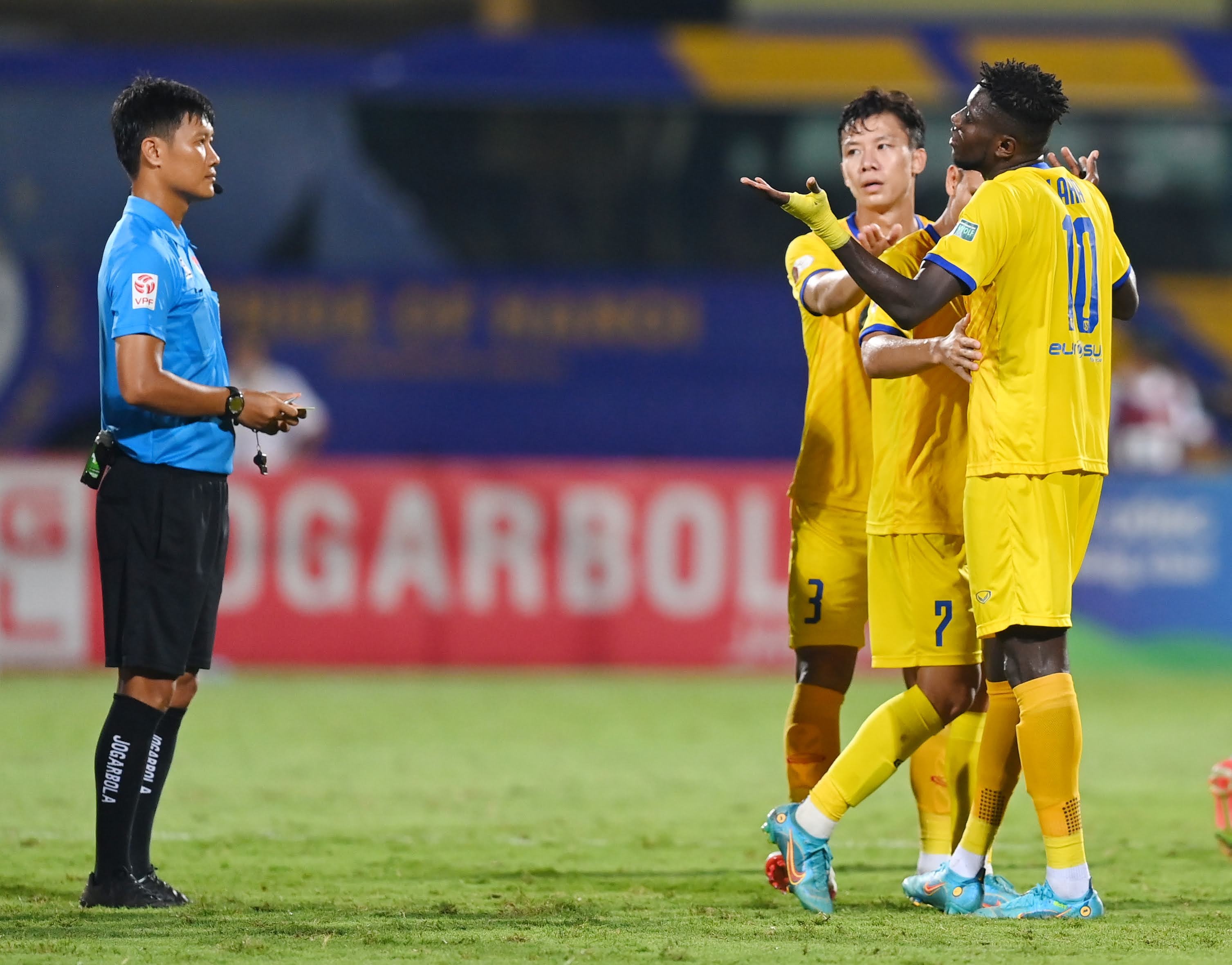 trong tai tran ha noi - slna anh 1