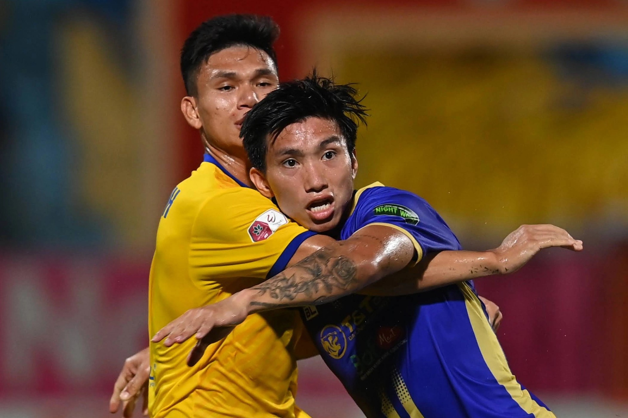 Dong doi can Van Hau khoi xo xat voi doi thu hinh anh