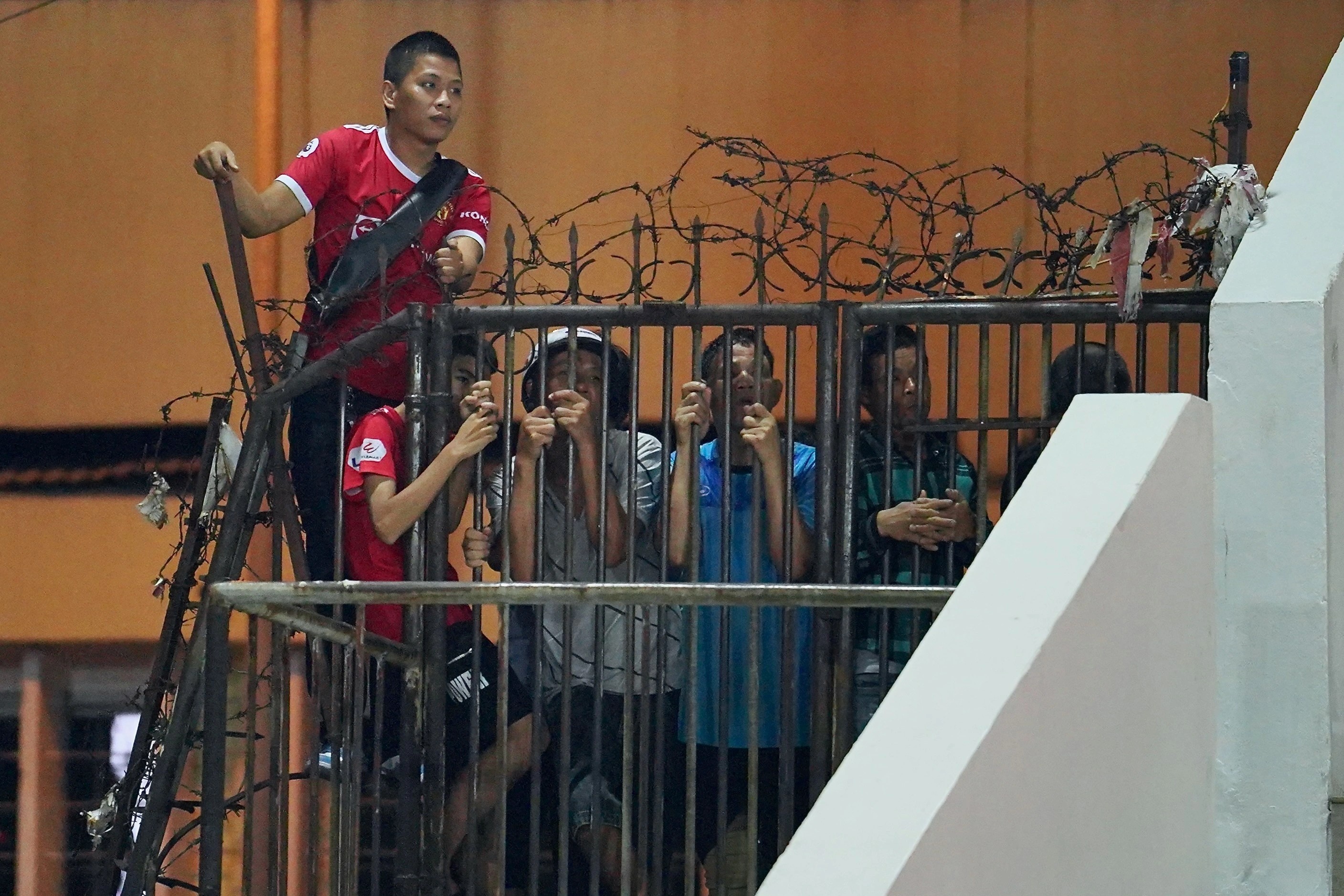 CDV treo cong, leo tuong co xem tran dau cua CLB Hai Phong hinh anh