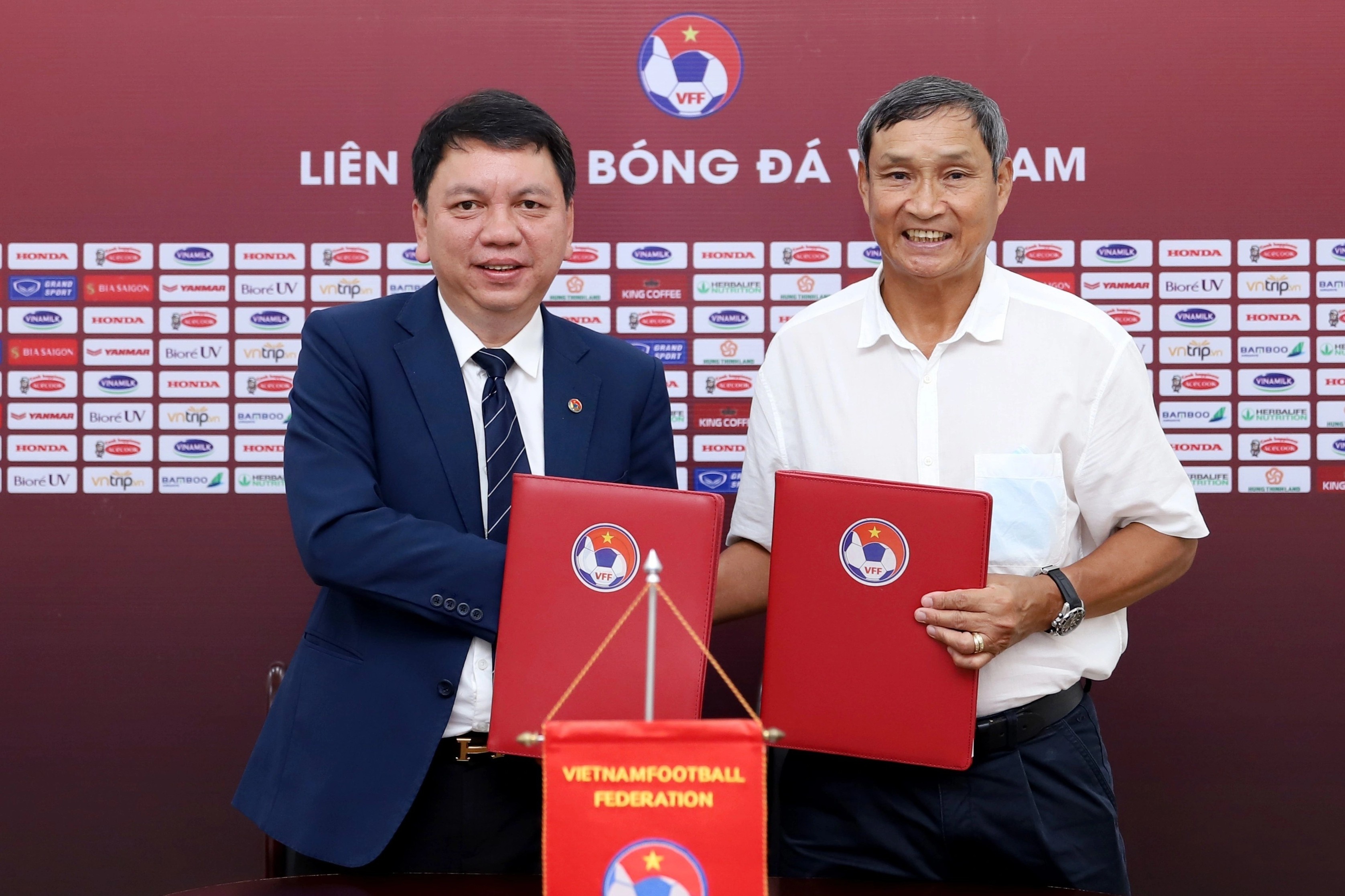 VFF gia han hop dong voi HLV Mai Duc Chung hinh anh