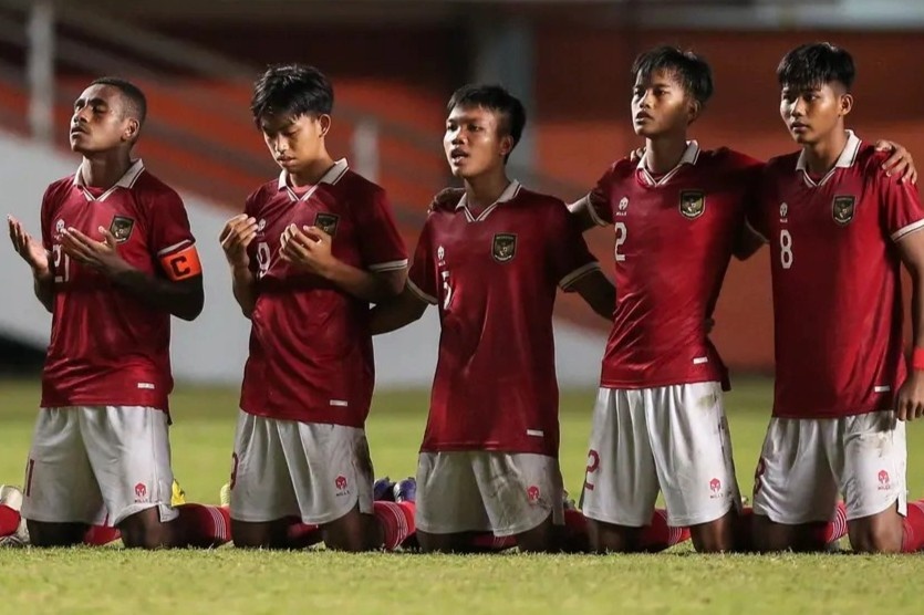 BHL U16 Indonesia dan anh bo me cau thu trong phong thay do hinh anh