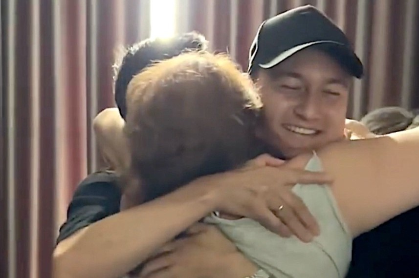 Khoanh khac Van Lam doan tu gia dinh khi ve Viet Nam hinh anh