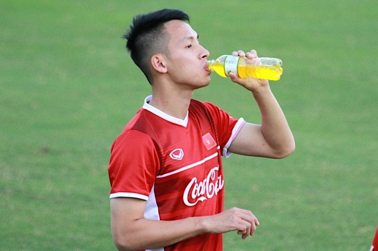 Ben trong chai nuoc mau vang cua doi tuyen Viet Nam hinh anh