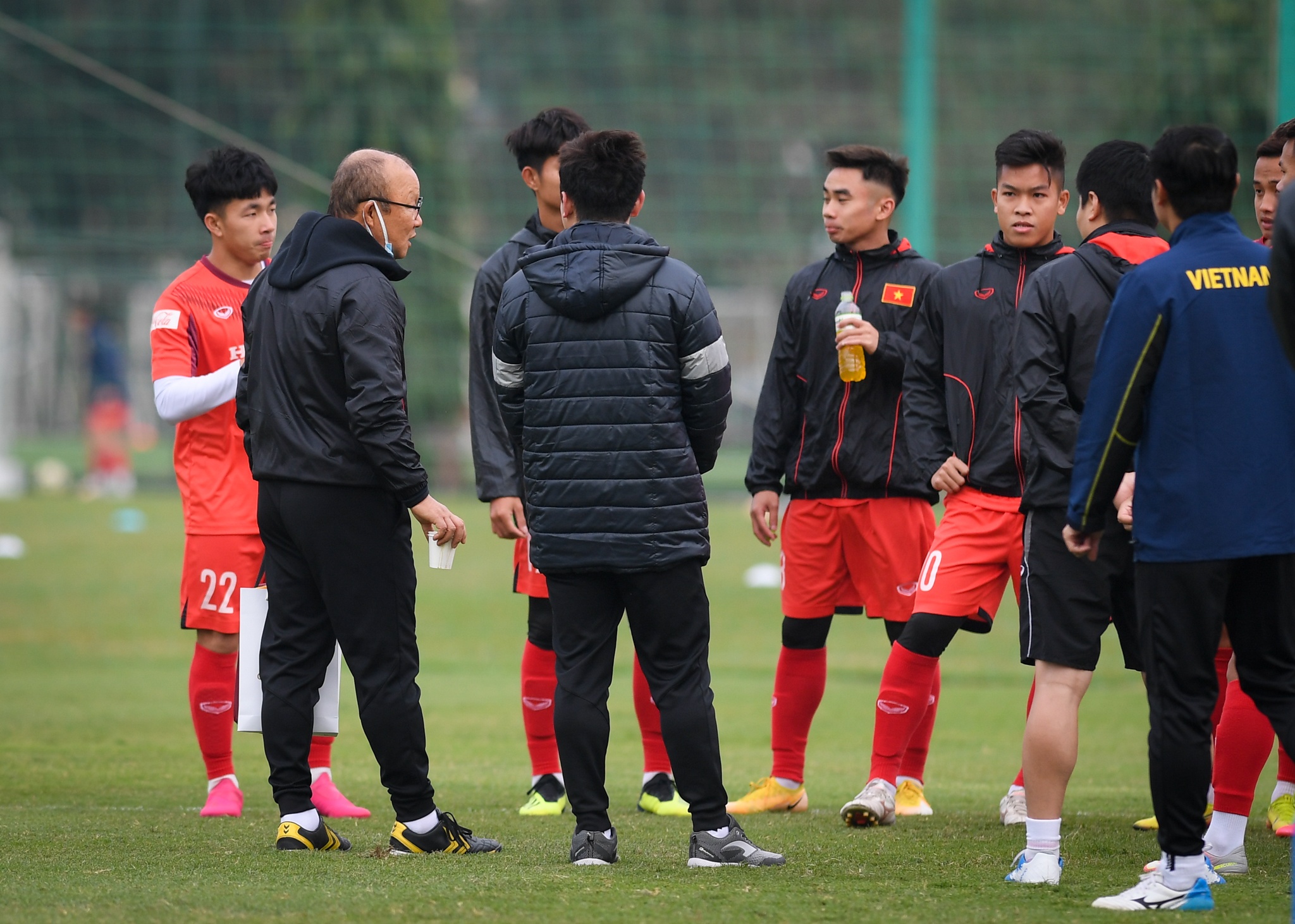 chai nuoc mau vang anh 1