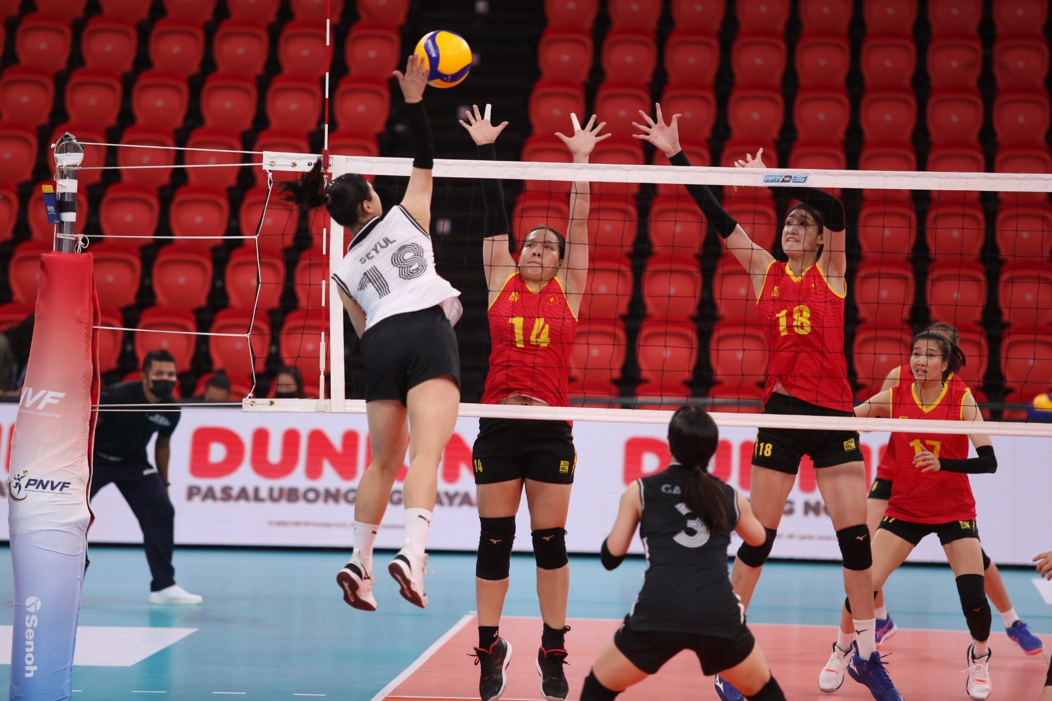 bong chuyen nu anh 1