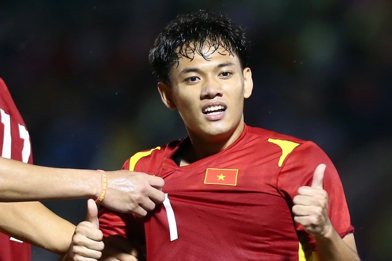 Tan binh sinh nam 2000 ghi ban sau 5 phut ra mat tuyen Viet Nam hinh anh