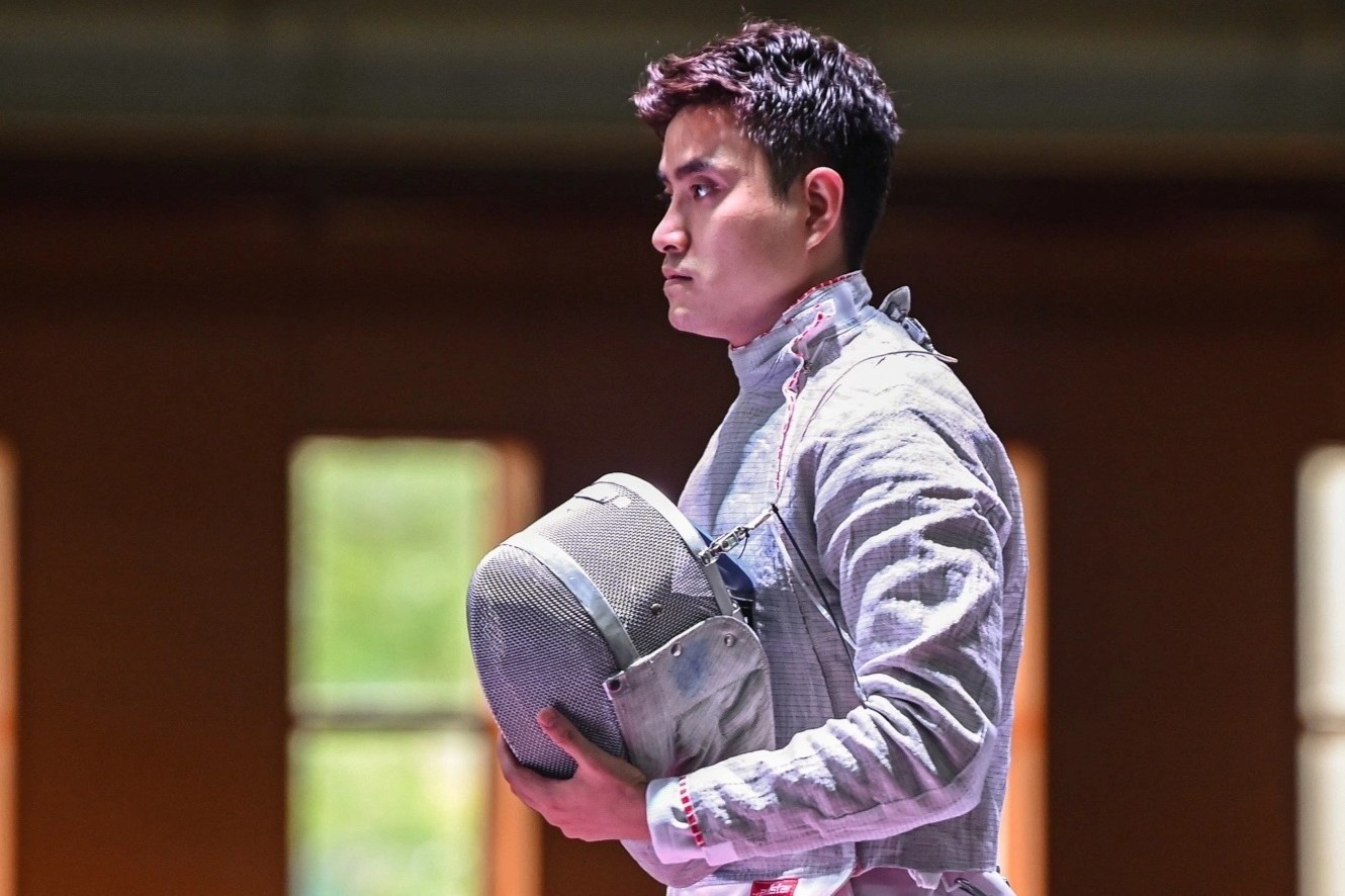 VDV dau kiem Vu Thanh An xo xat voi dong doi hinh anh