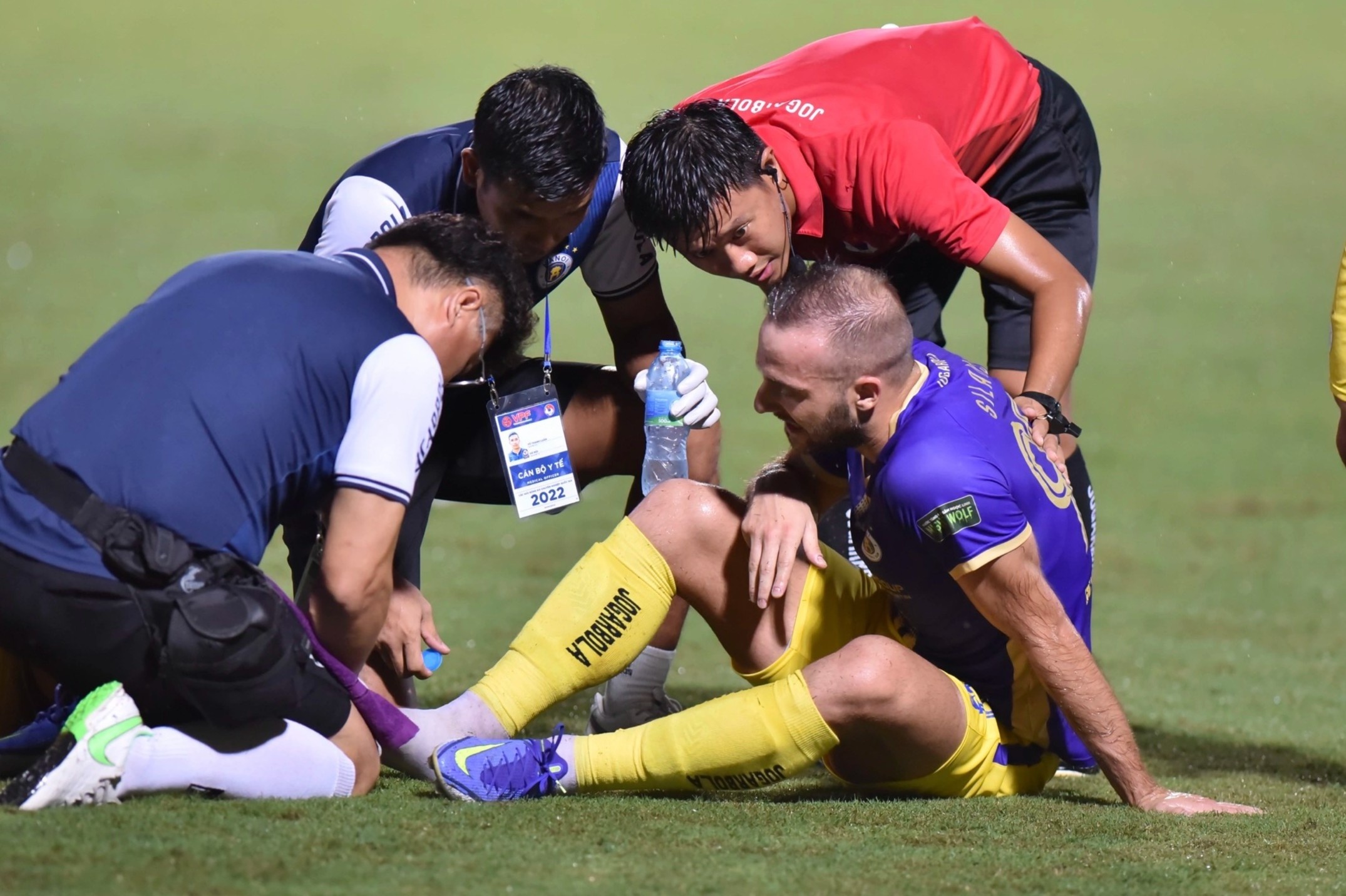 Ngoai binh CLB Ha Noi chan thuong phai nhap vien hinh anh