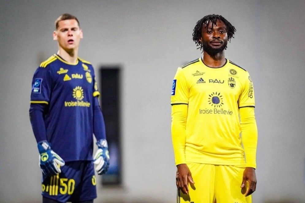 Quang Hai ngoi ngoai nhin Pau thua Metz hinh anh