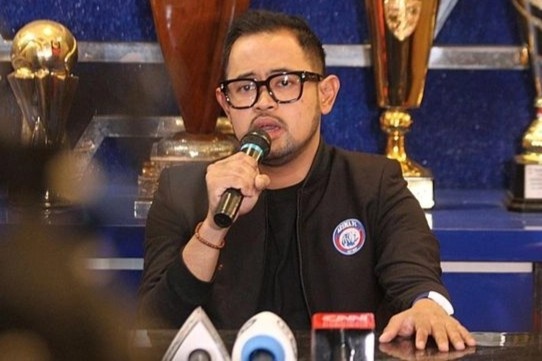Chu tich CLB Arema nhan trach nhiem sau vu bao loan o san Kanjuruhan hinh anh