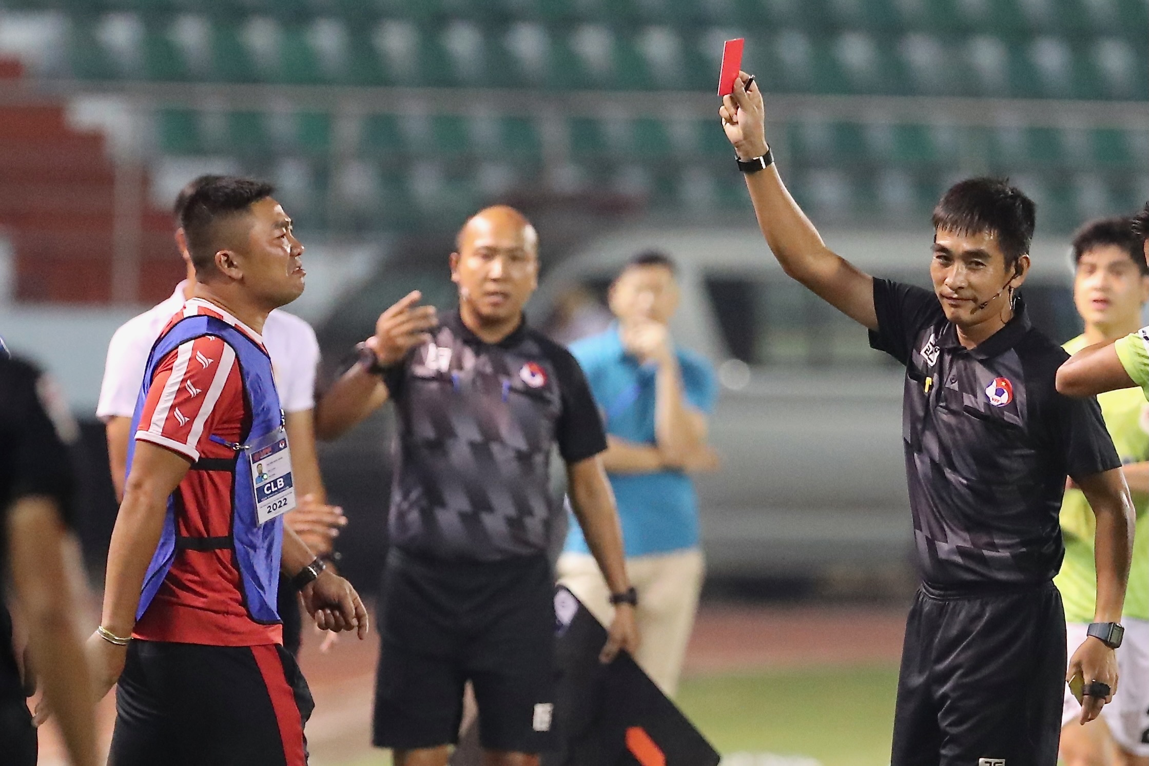 HLV doi hang Nhat bi phat 10 trieu dong vi xuc pham trong tai hinh anh