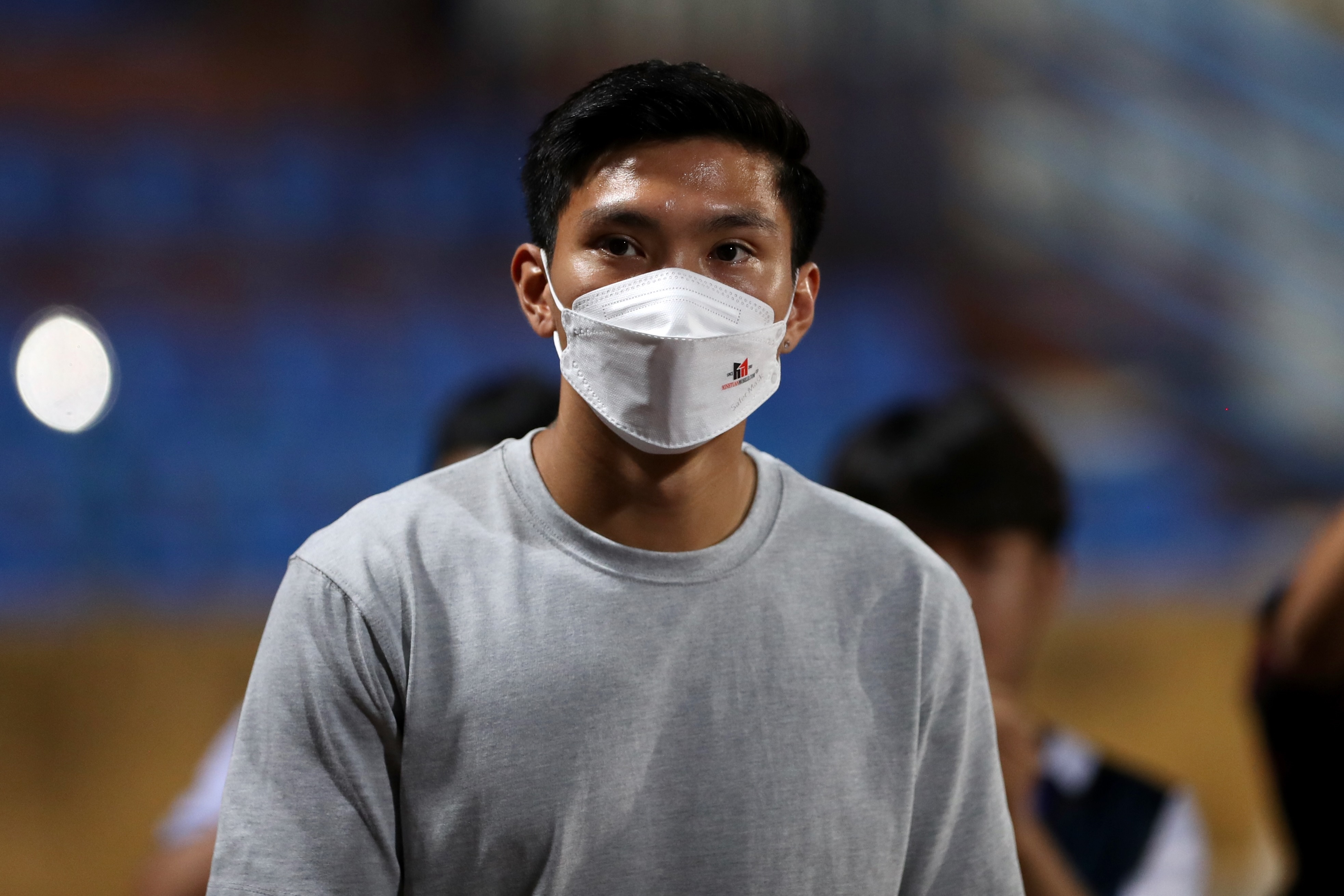 Van Hau cung ban gai chuc mung chien thang cua CLB Ha Noi hinh anh