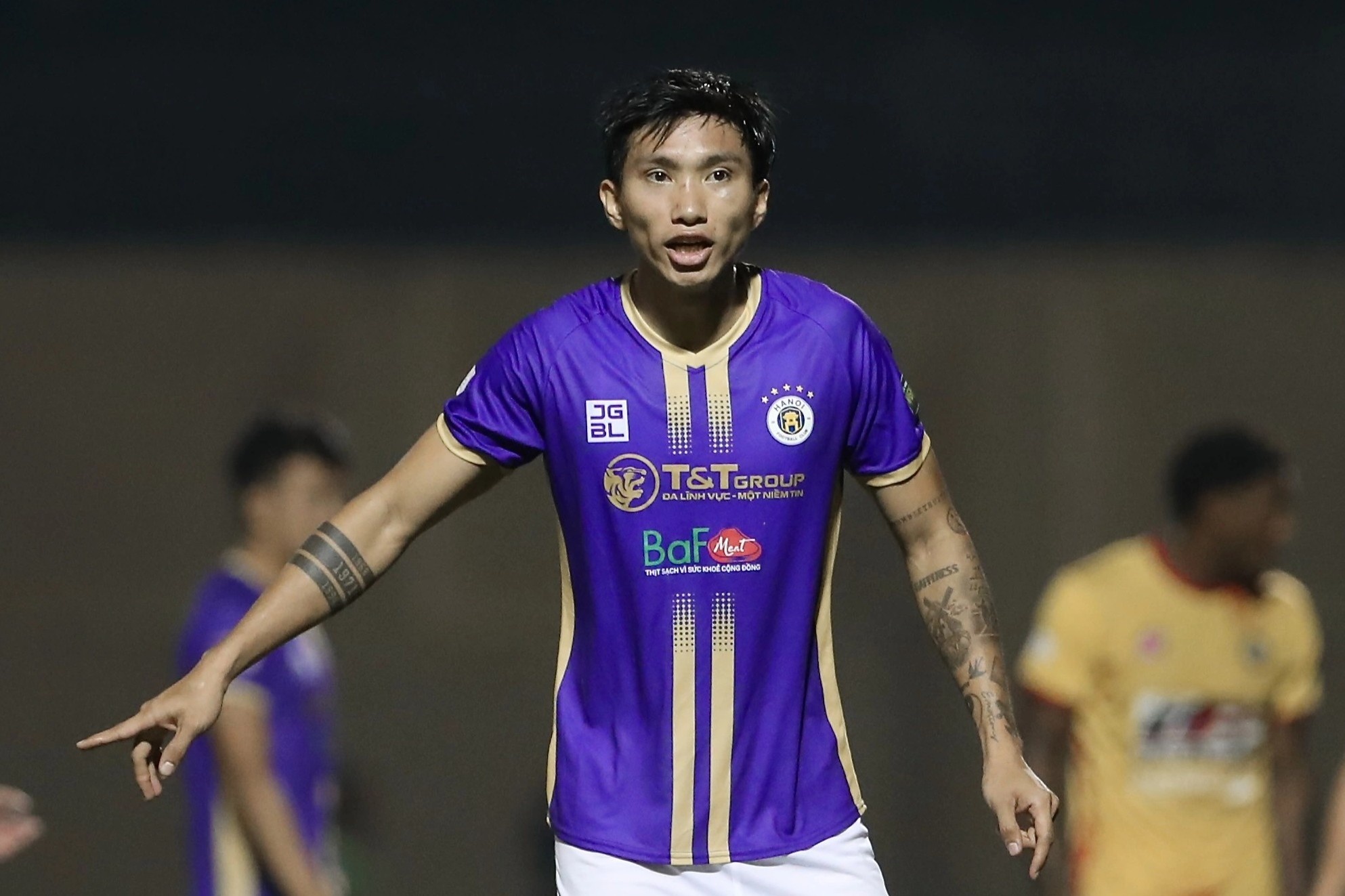 Van Hau bat binh voi cau thu Thanh Hoa hinh anh