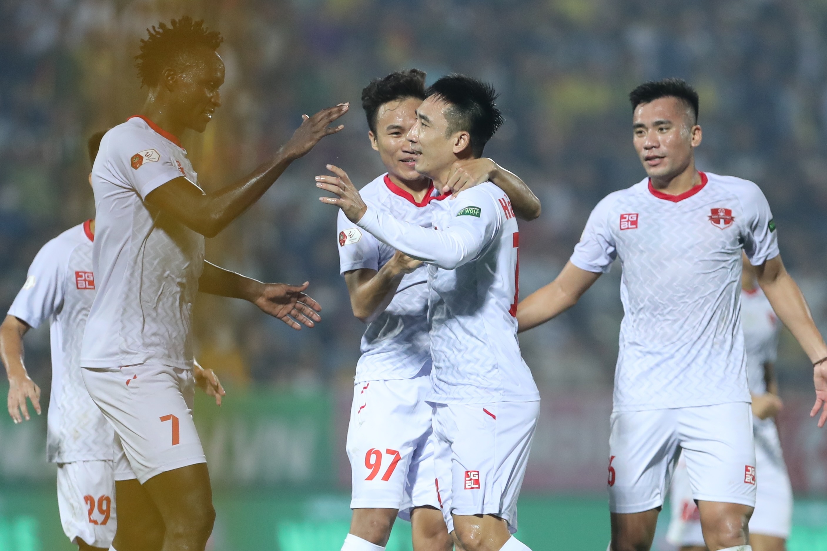 CLB Hai Phong vuon len dan dau V.League hinh anh