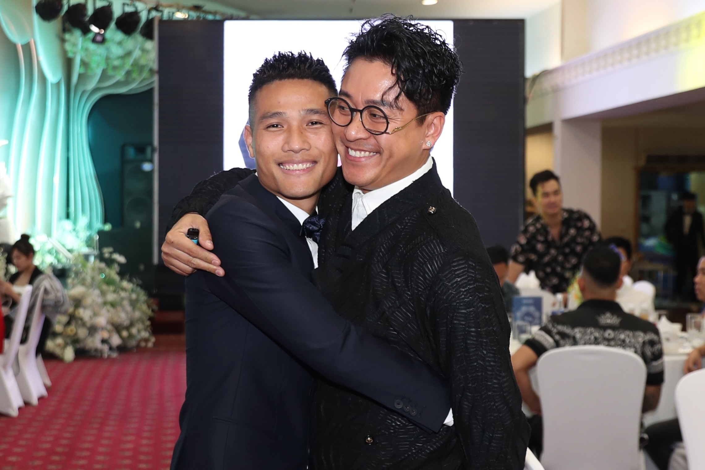 Ca si Tuan Hung du dam cuoi cau thu Hai Phong hinh anh