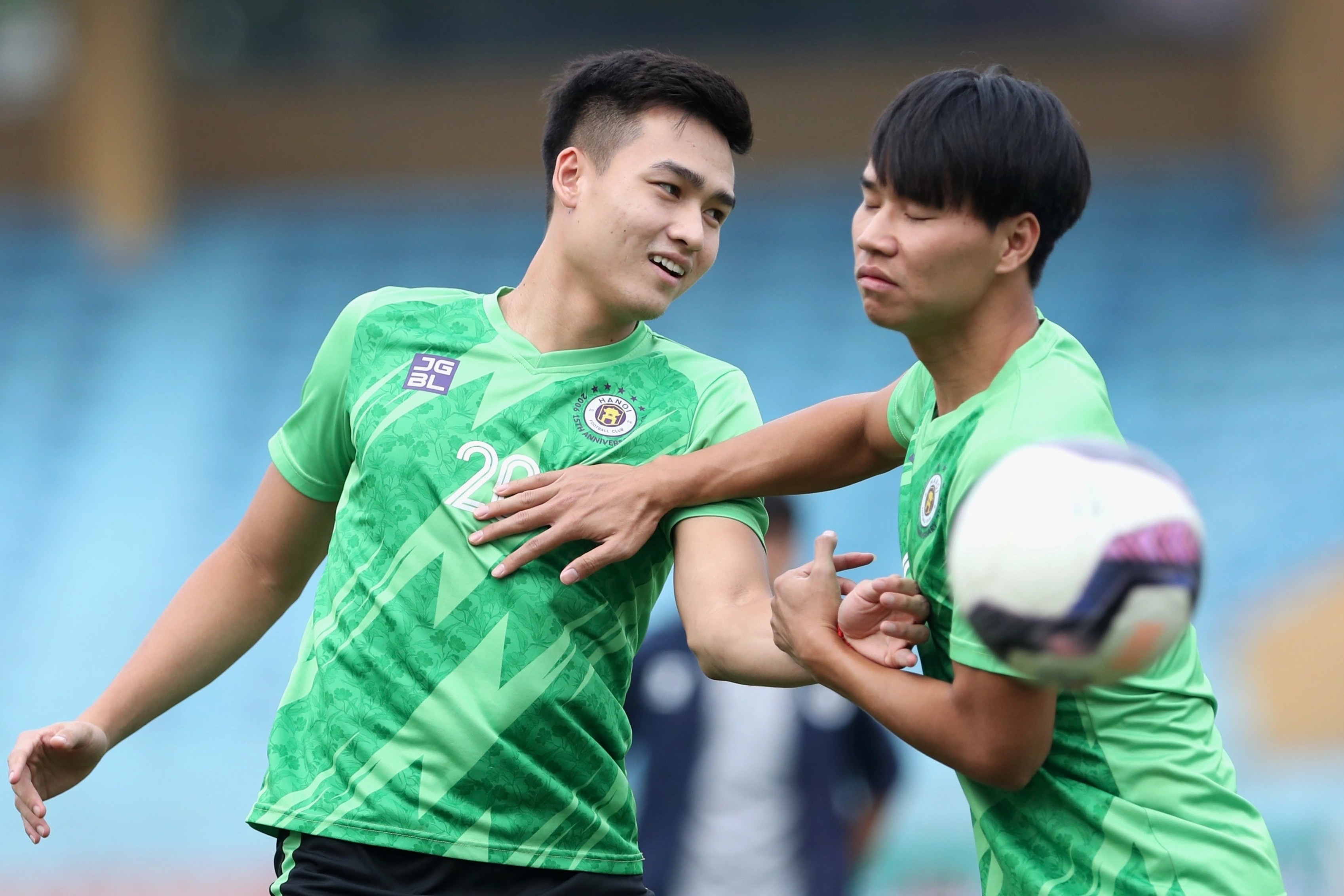 CLB Ha Noi thoai mai truoc nguong cua vo dich som hinh anh