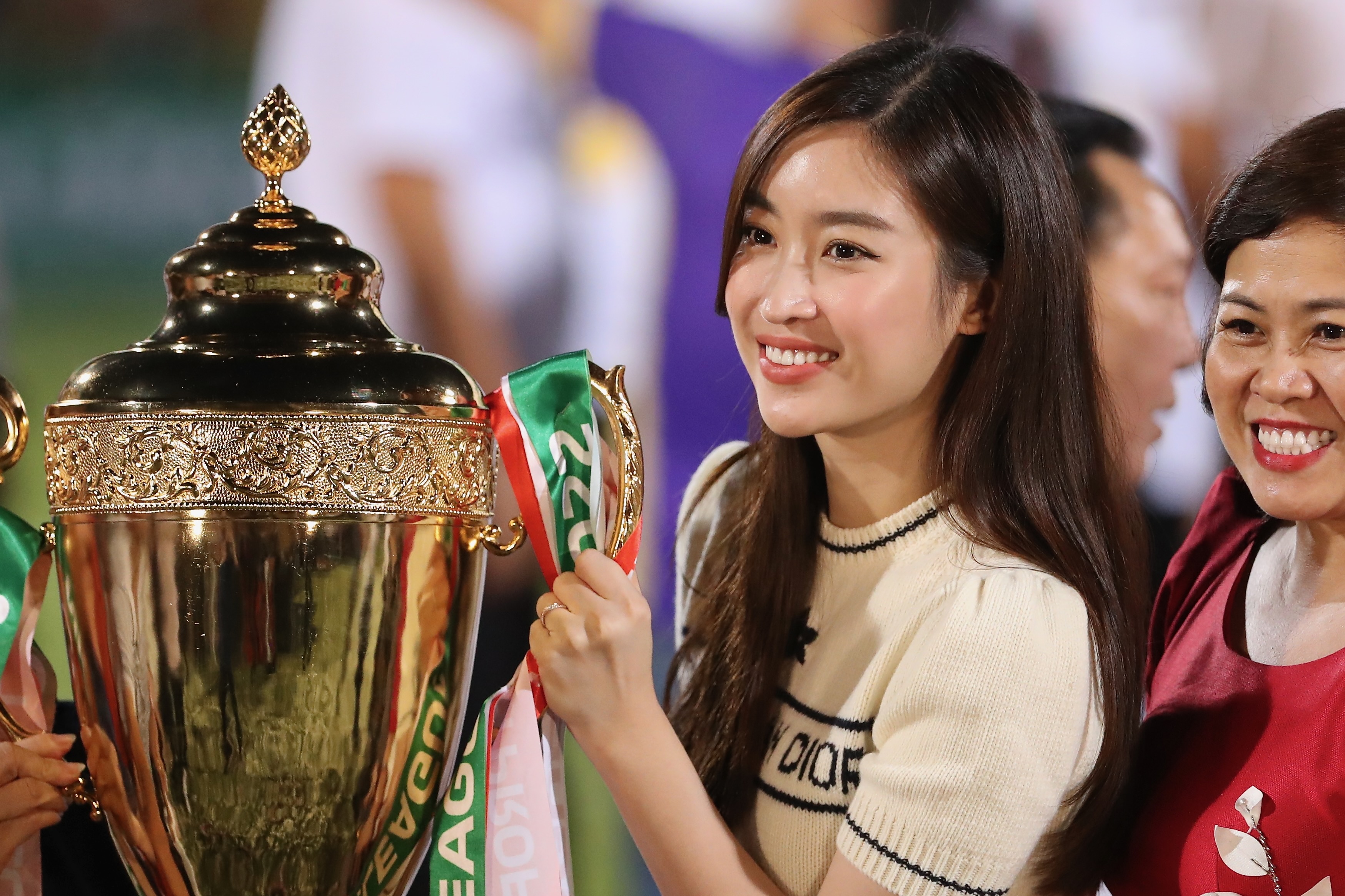 Hoa hau Do My Linh cung CLB Ha Noi an mung chuc vo dich hinh anh