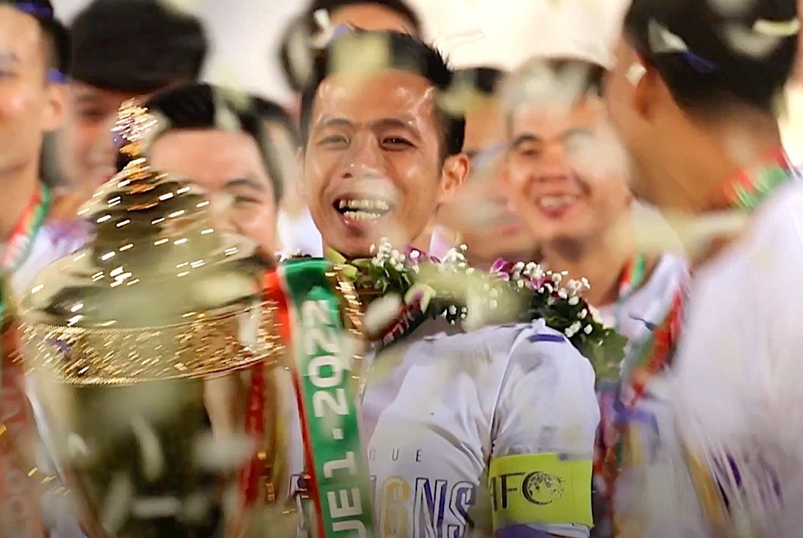 Khoanh khac CLB Ha Noi an mung chuc vo dich hinh anh