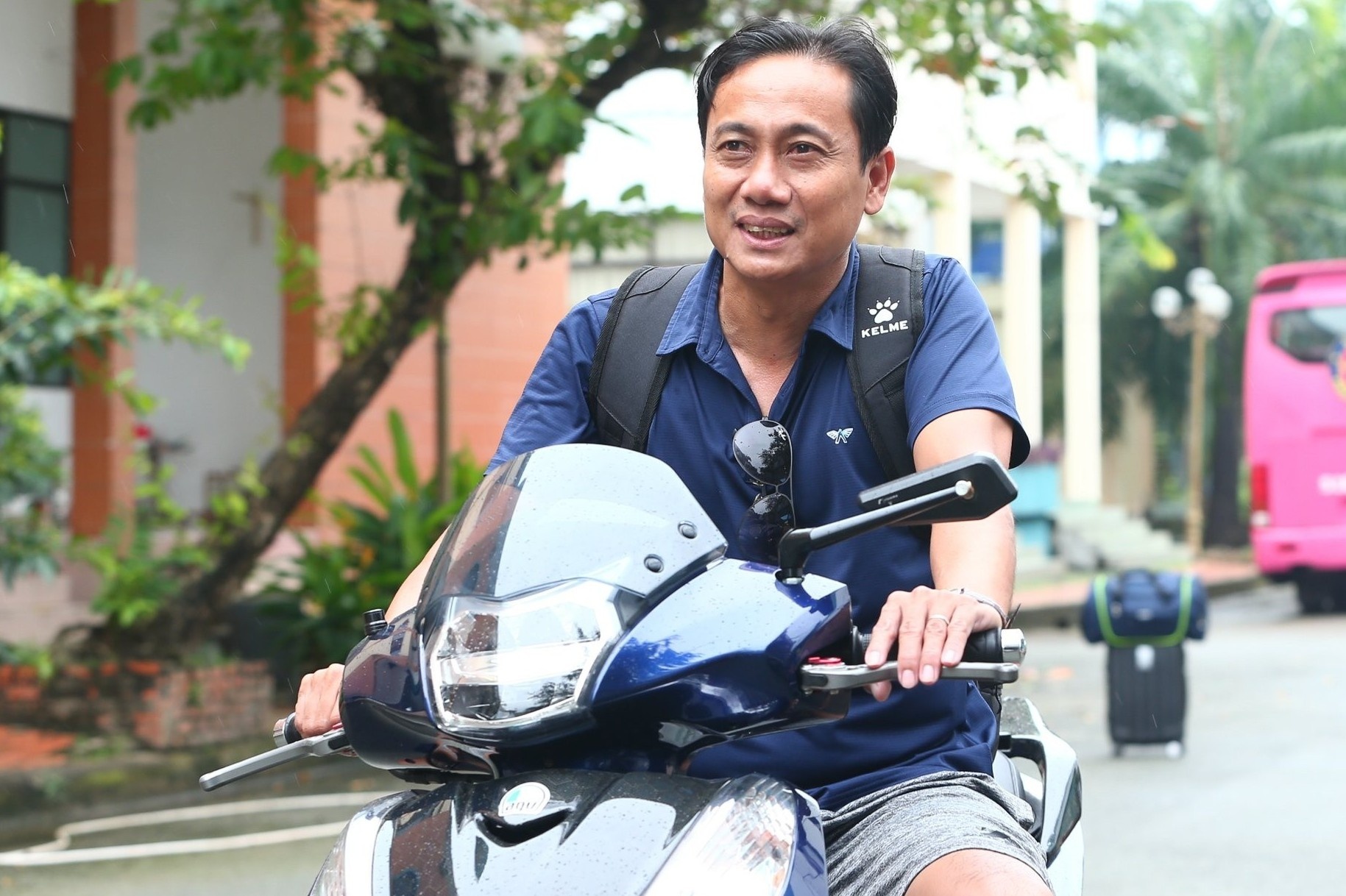 HLV va cau thu CLB Sai Gon roi doi hinh anh