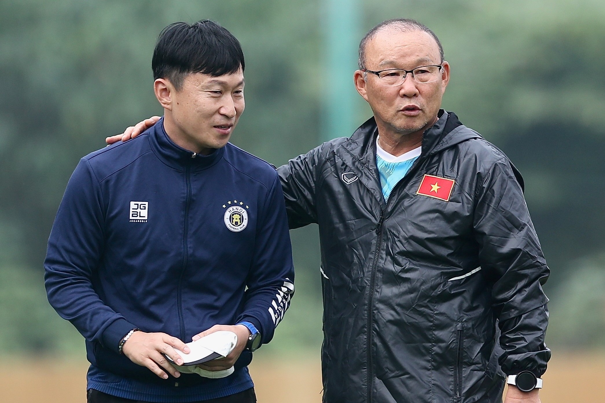 HLV CLB Ha Noi xuat hien o buoi tap cua tuyen Viet Nam hinh anh