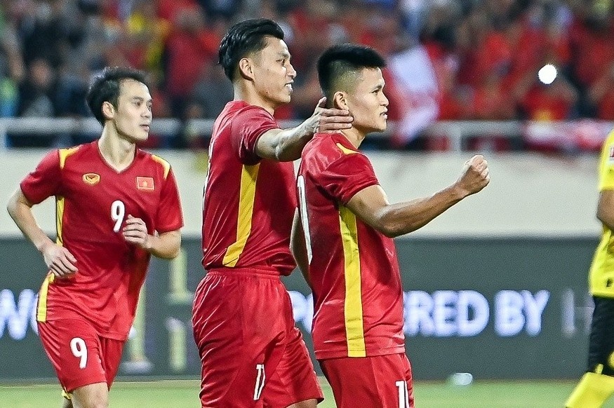 Hung Dung nhuong phat den cho Tuan Hai o tran thang Dortmund hinh anh