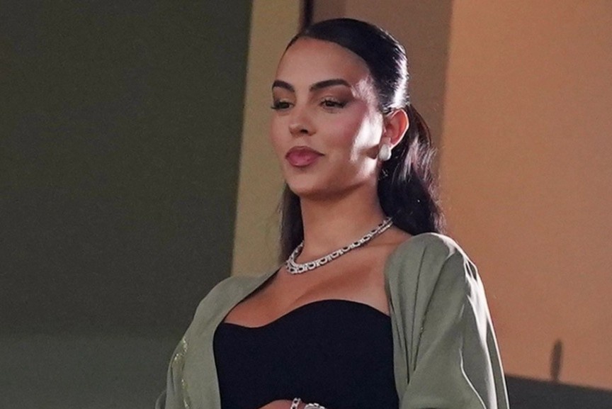 Ban gai mim cuoi khi thay Ronaldo hinh anh