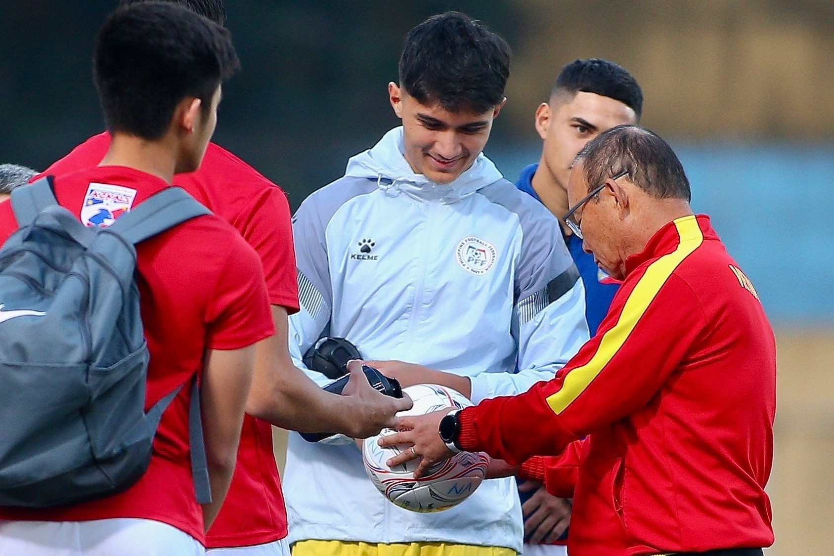 HLV Park than thien voi doi tuyen Philippines hinh anh