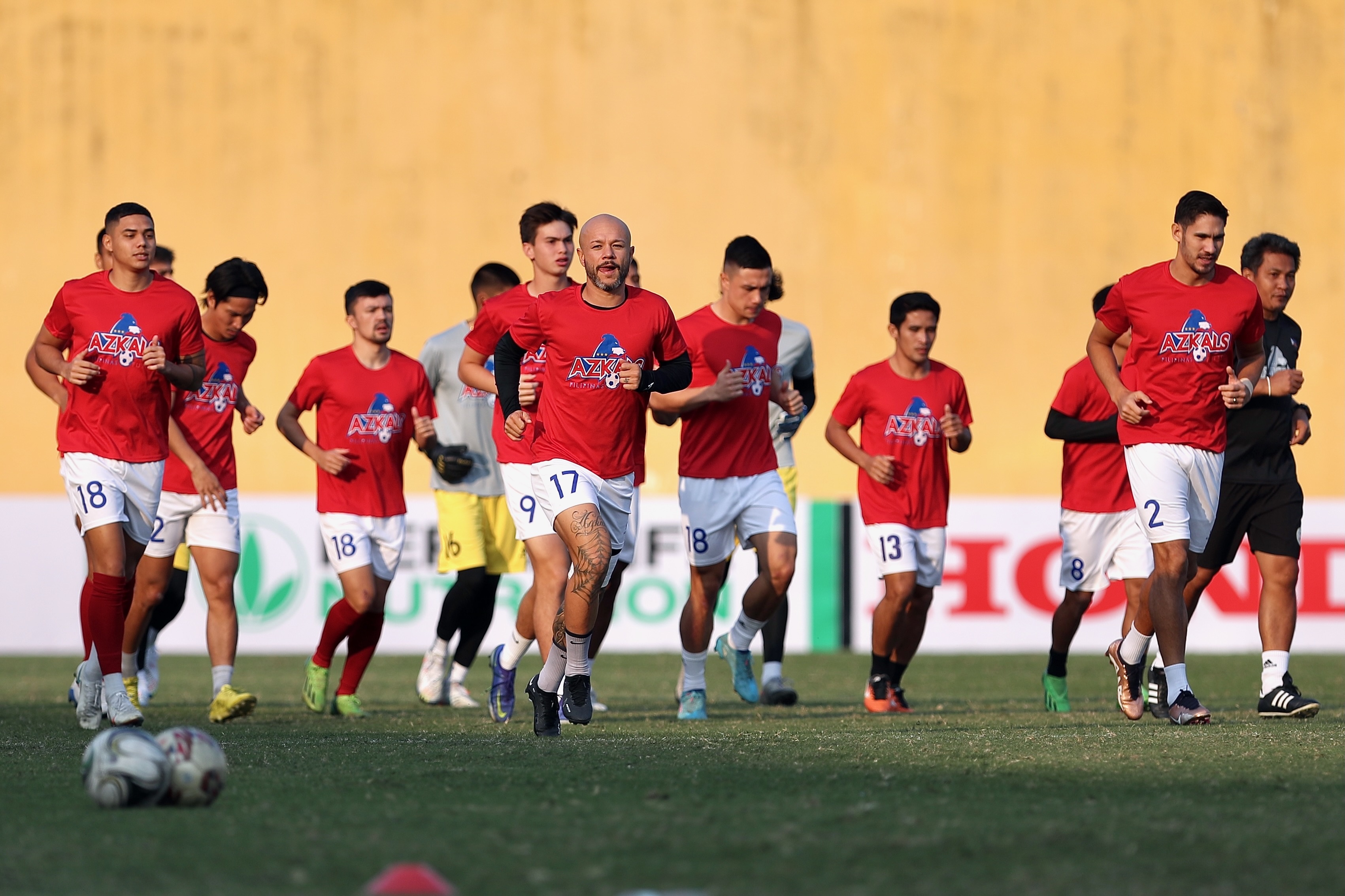 Vua ha canh, tuyen thu Philippines ra san chuan bi dau Viet Nam hinh anh