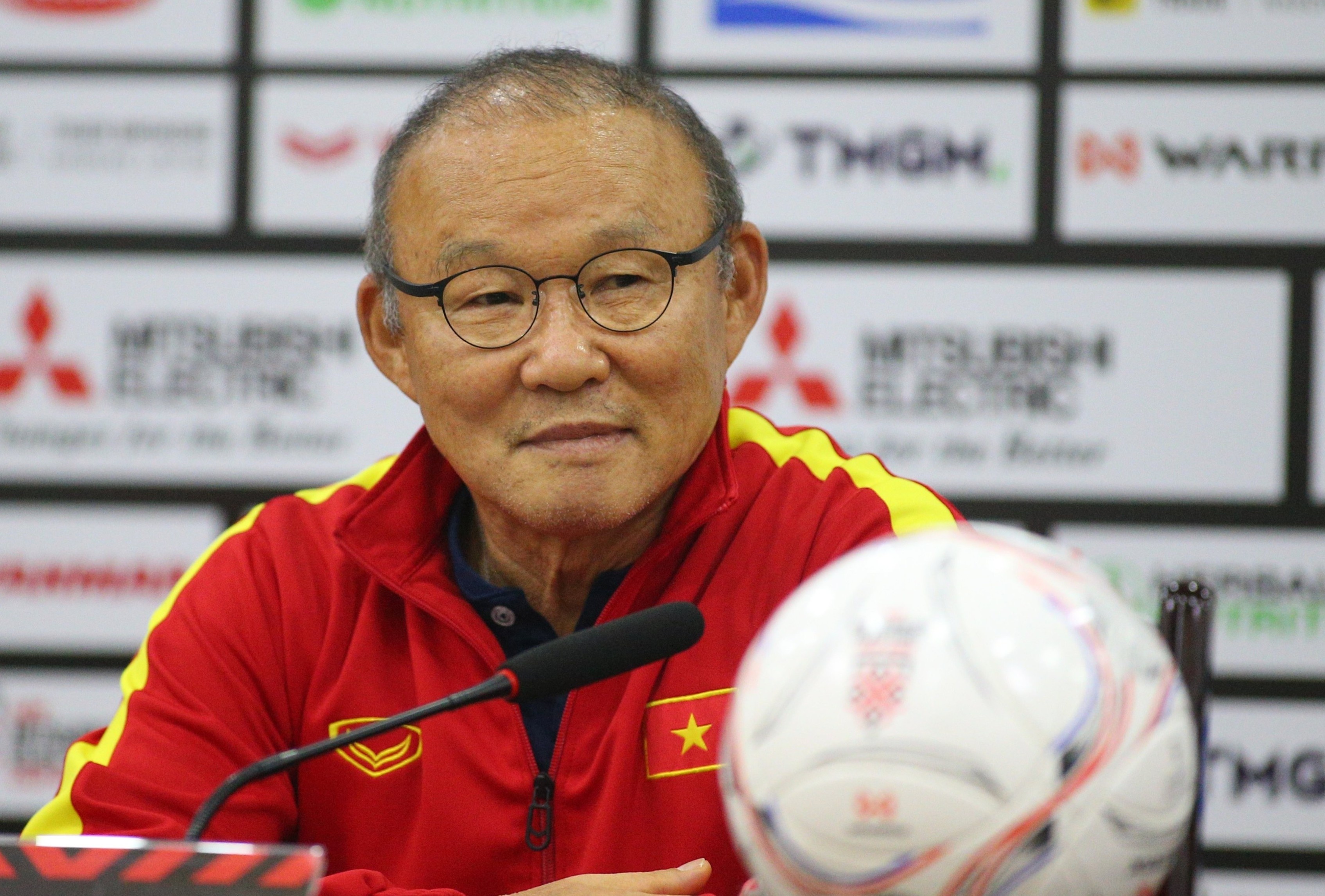 HLV Park khau chien voi ong Shin truoc ban ket luot ve hinh anh