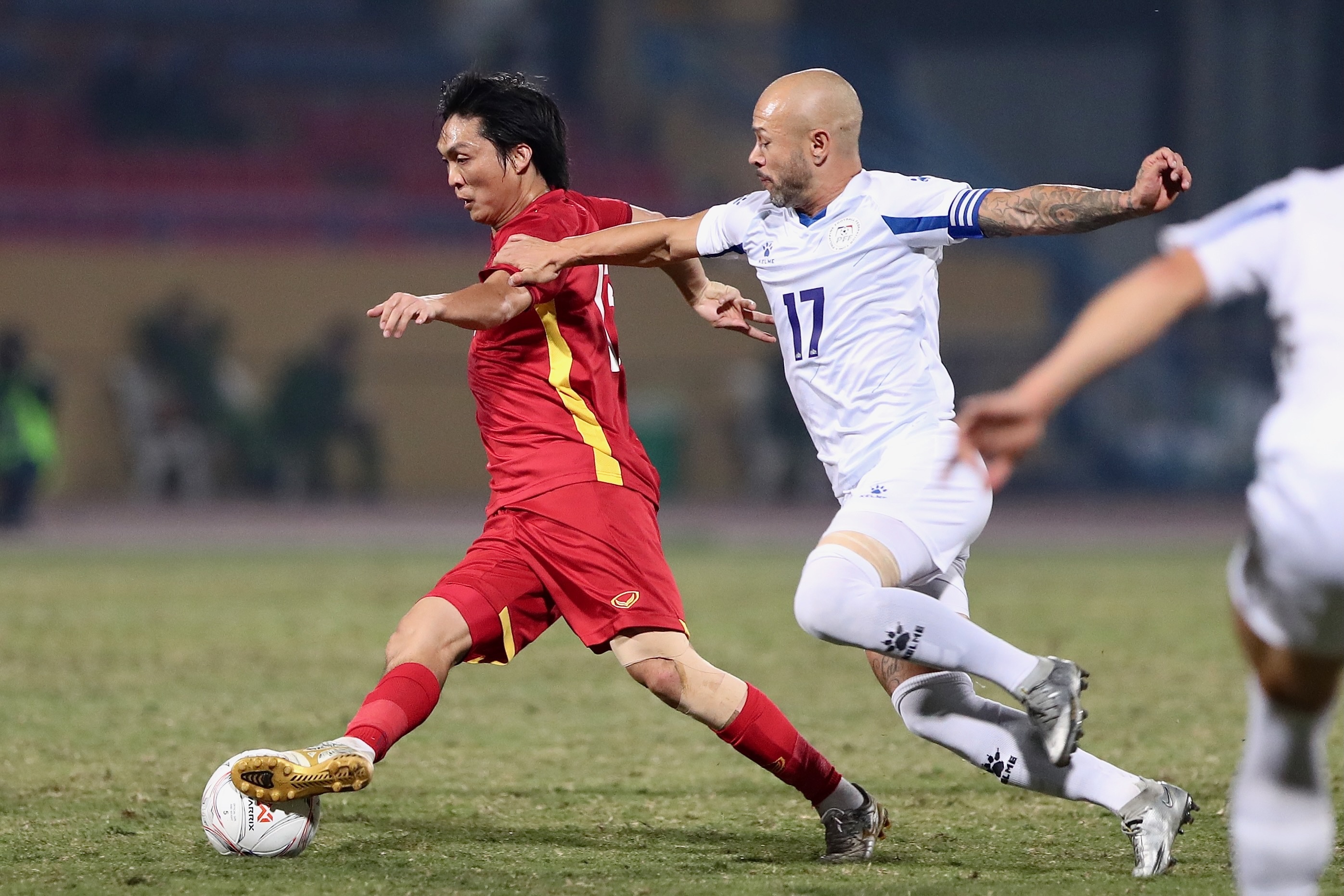 Ngoi sao goc Duc cua Philippines bat luc truoc tuyen Viet Nam hinh anh