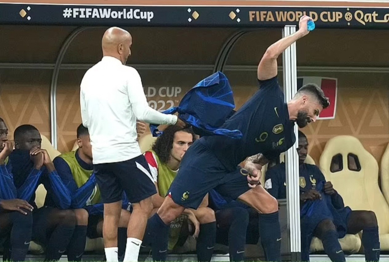 Giroud phan ung bat man khi bi thay som hinh anh