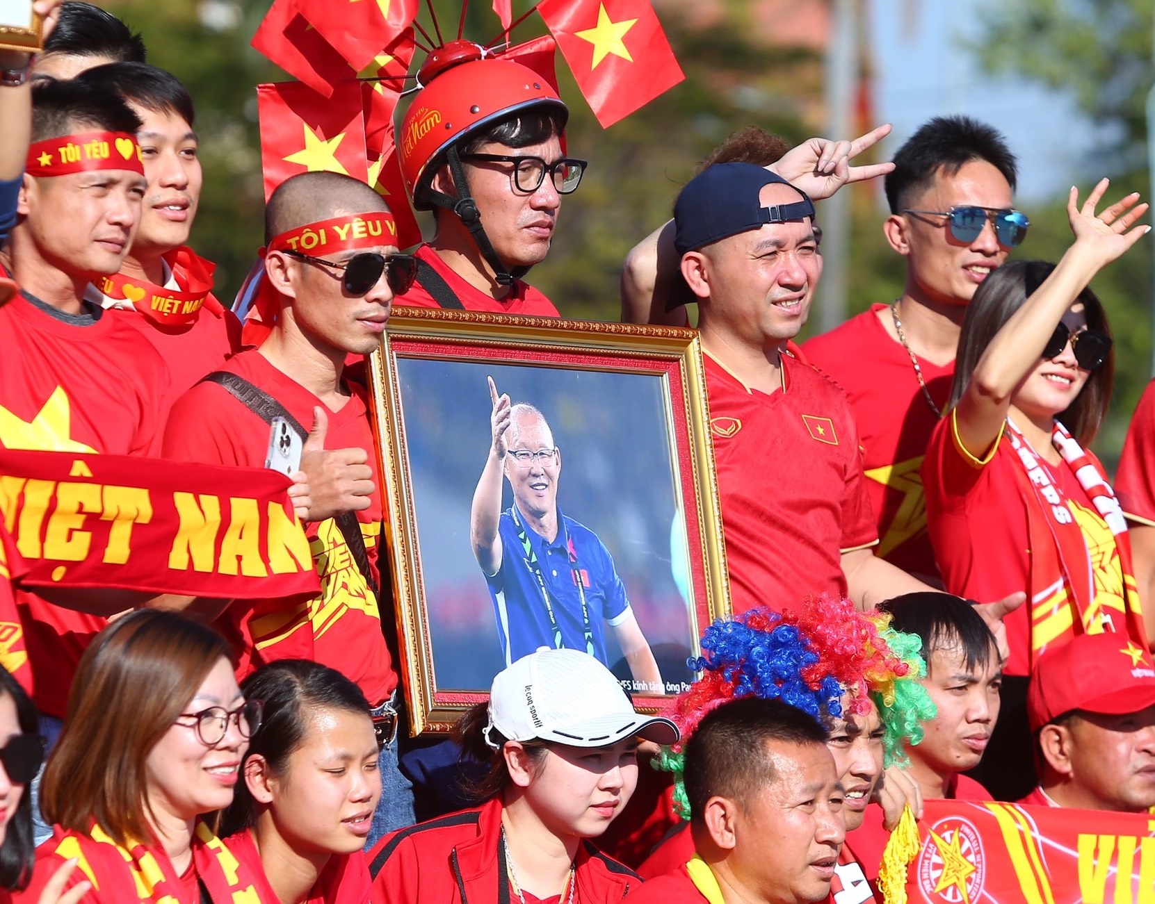 CDV Viet Nam khuay dong thu do Vientiane truoc tran gap Lao hinh anh