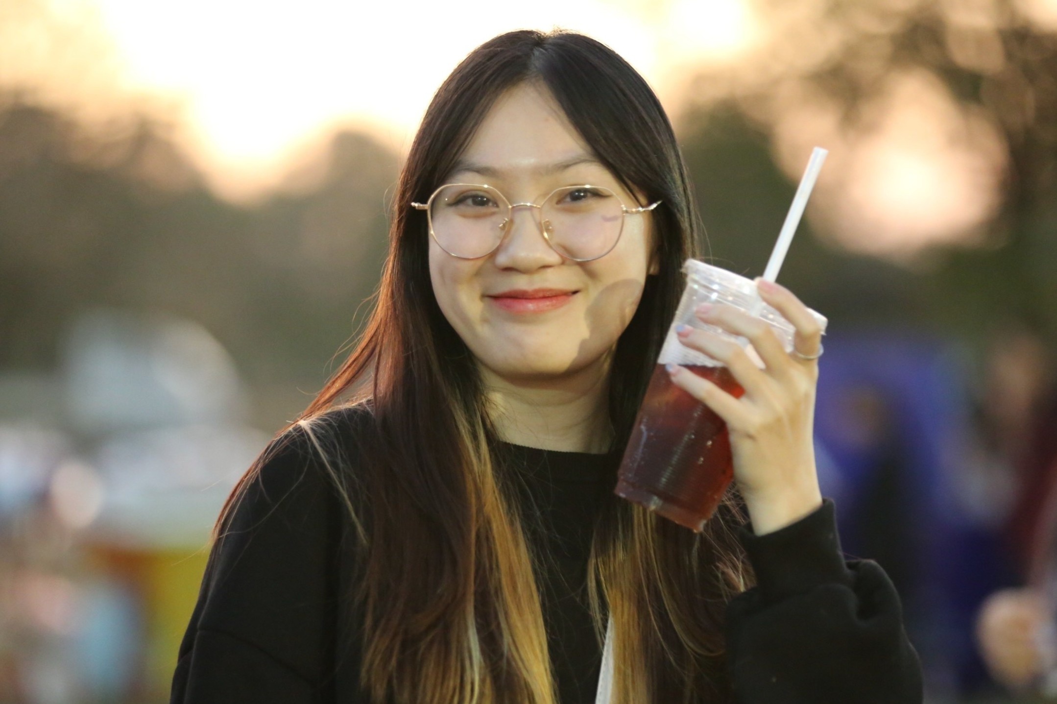 CDV nu phan khich voi tran Lao - Viet Nam hinh anh