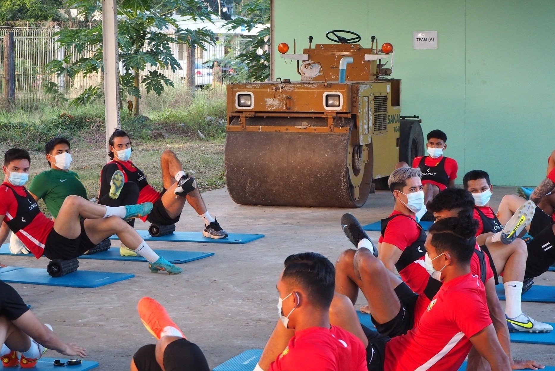 Tranh cai ve san tap cua tuyen Malaysia hinh anh