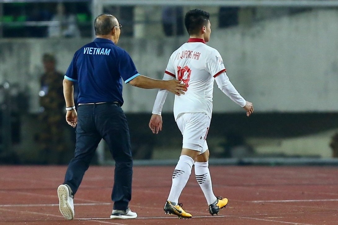 Quang Hai bo do tran gap Lao vi chan thuong hinh anh