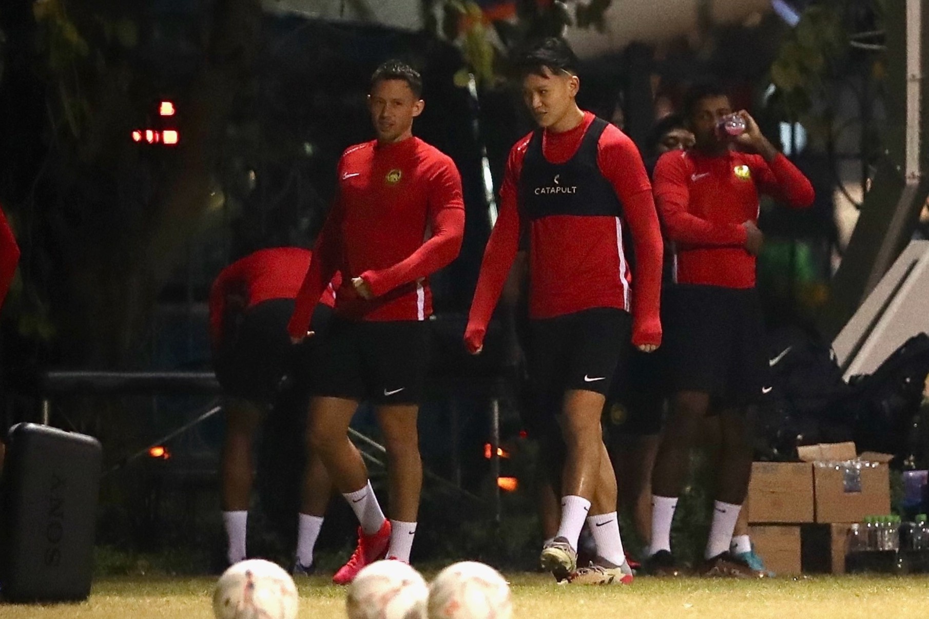 Tuyen Malaysia ra san tap kin voi 10 cau thu hinh anh